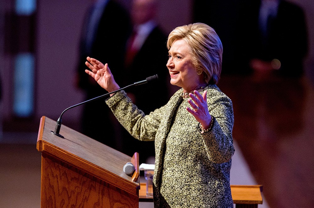 Clinton easily seizes Tennessee