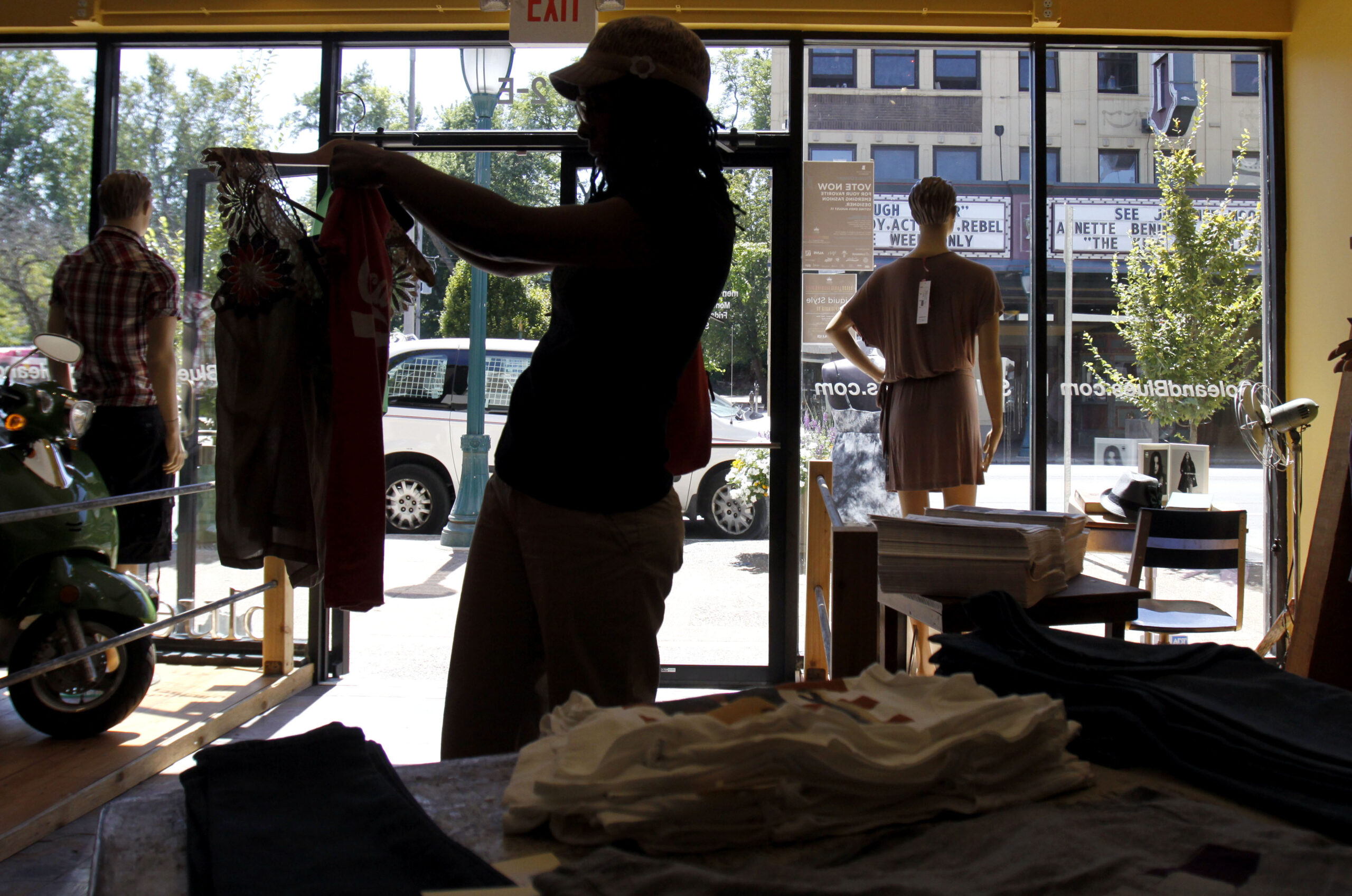 US consumer spending up weak 0.1 percent in July