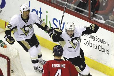Rob Carr/Getty Images
Chris Kunitz, right, scored the go-ahead goal early in the third period to help the Penguins beat the Capitals on Thursday night.