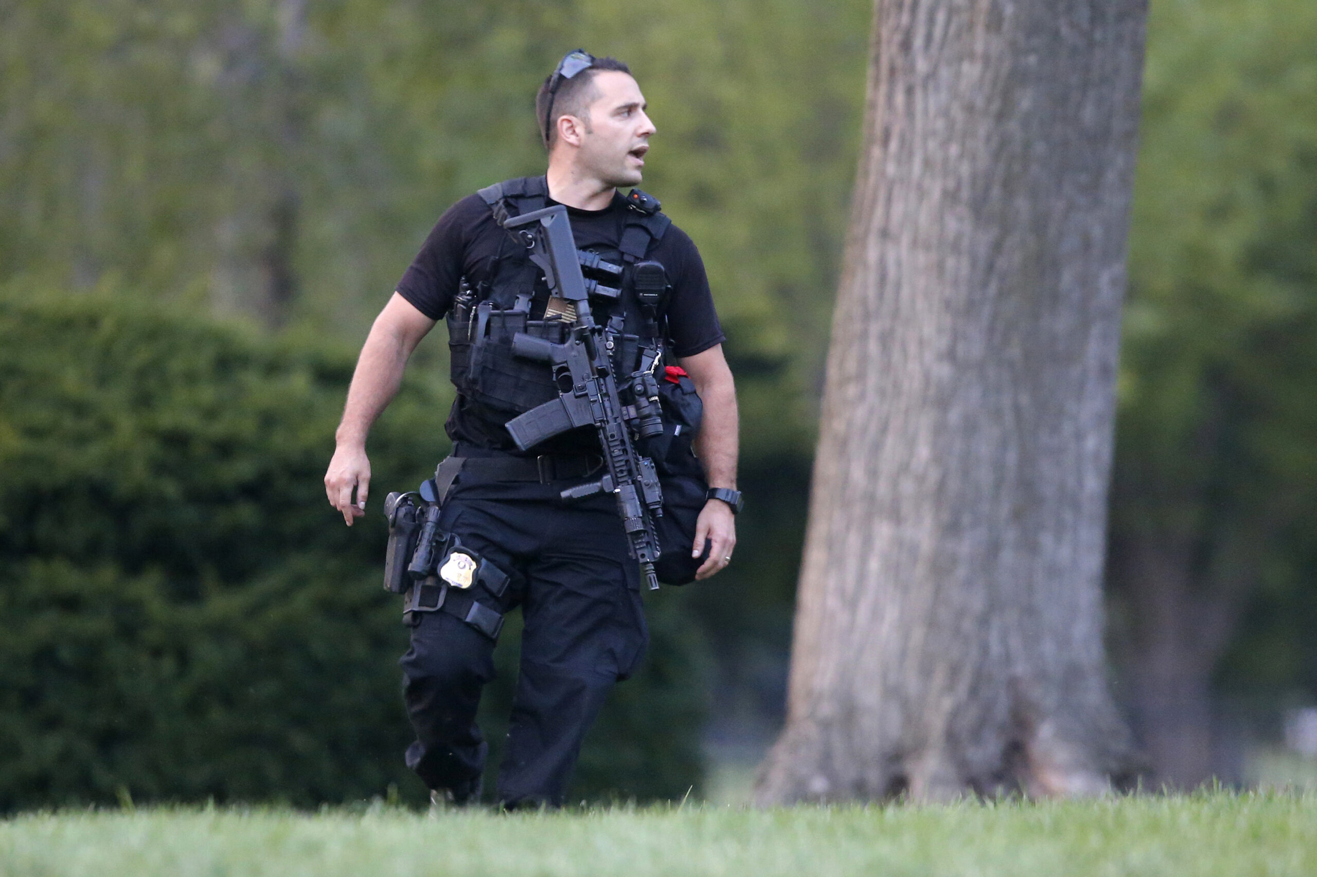 Toddler squeezes through White House fence