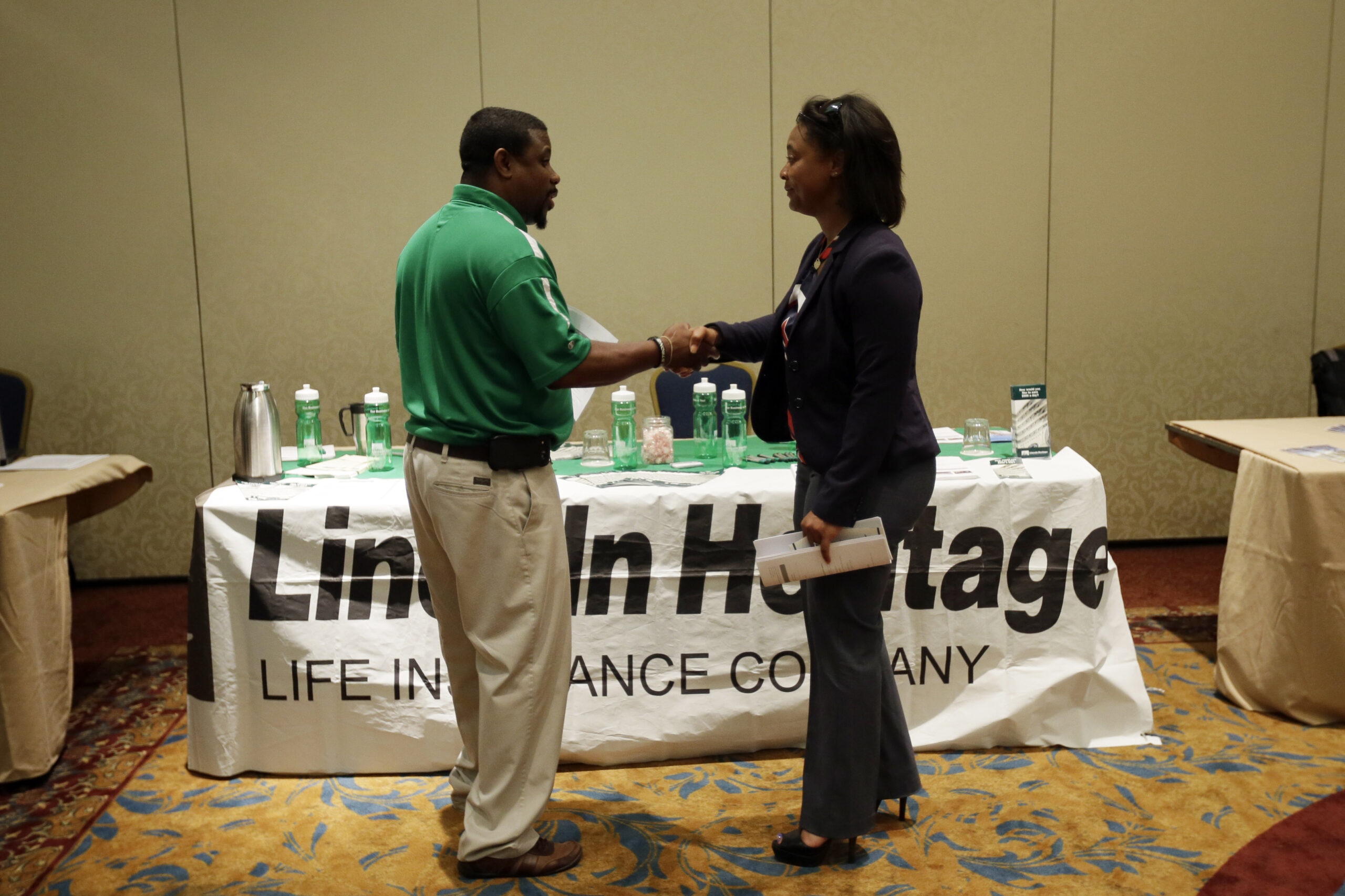 US job openings rise in June, but hiring falls