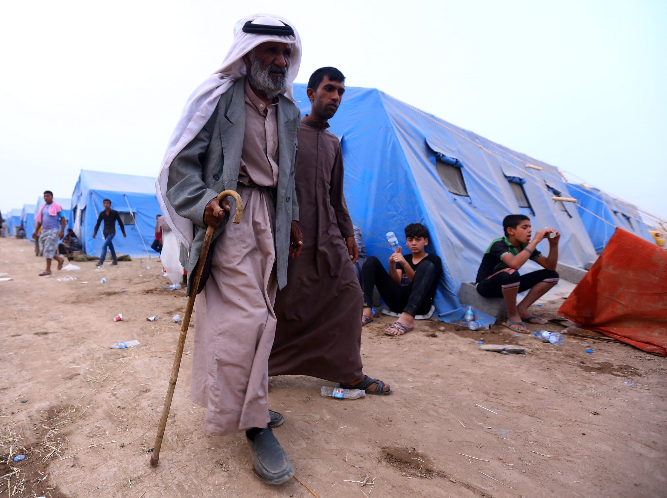 Hundreds of Iraqis flee Islamic militant advance