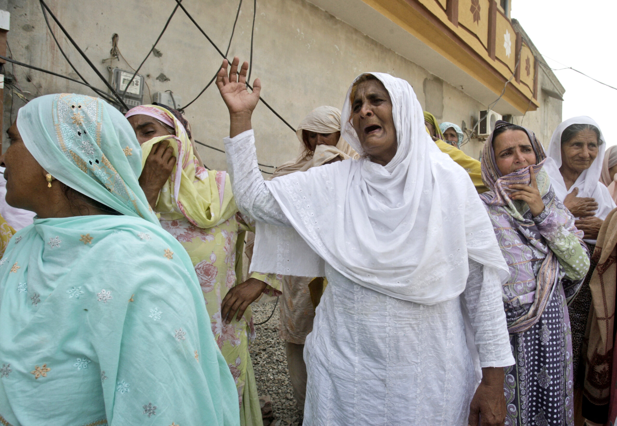 16 children, 1 teacher die in Pakistan bus fire