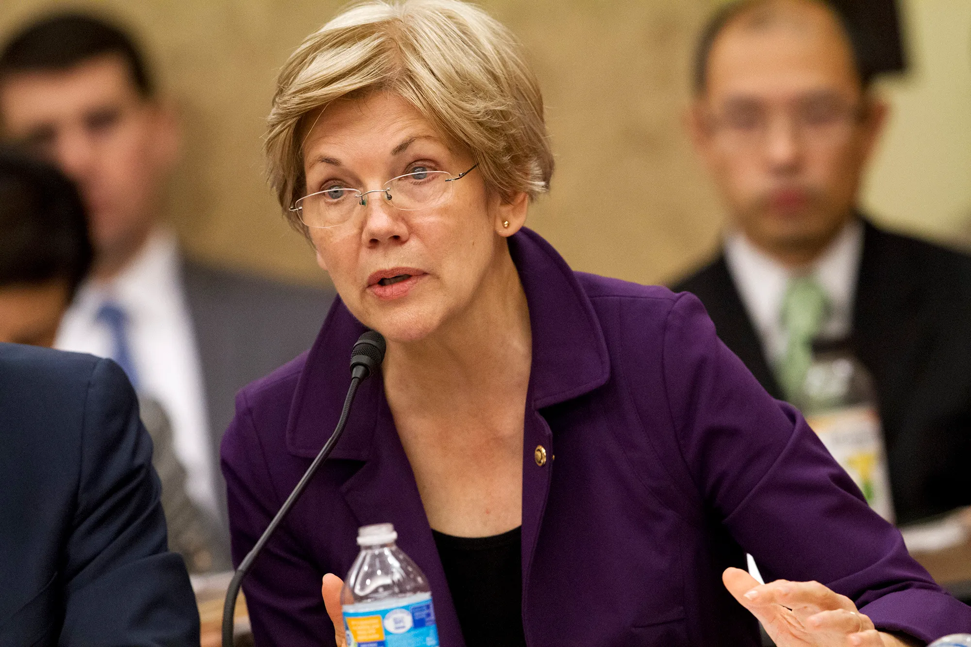 Warren demands SEC probes of companies opposing labor rule