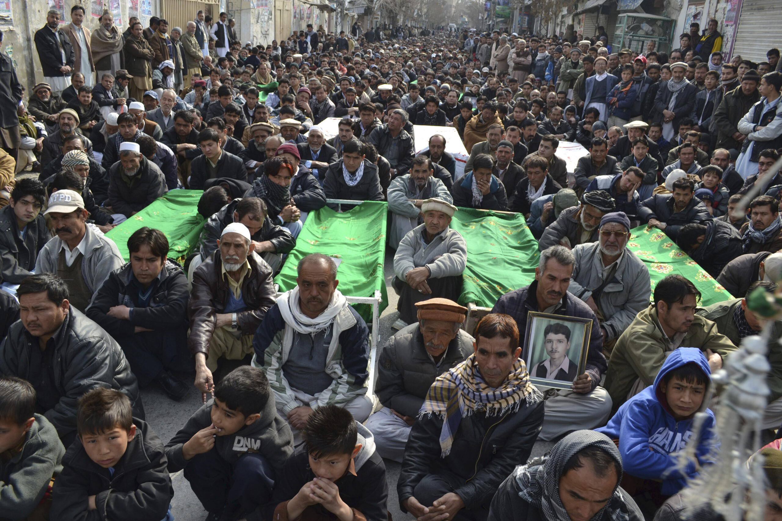 Pakistani Shiites agree to bury victims of bombing