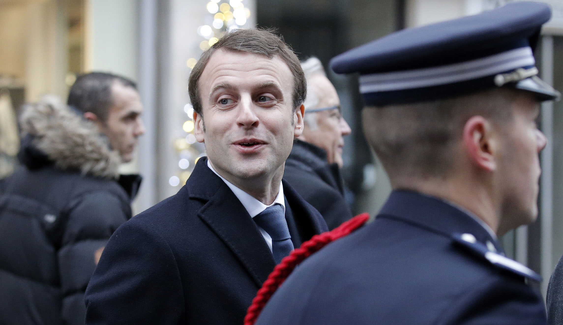 French President Emmanuel Macron goes for surprise DC walk, Secret Service expertly protect him