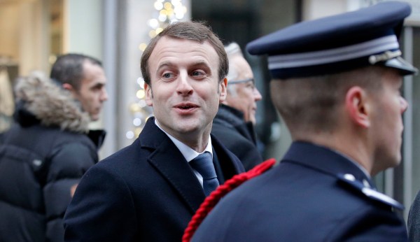 French President Emmanuel Macron goes for surprise DC walk, Secret Service expertly protect him