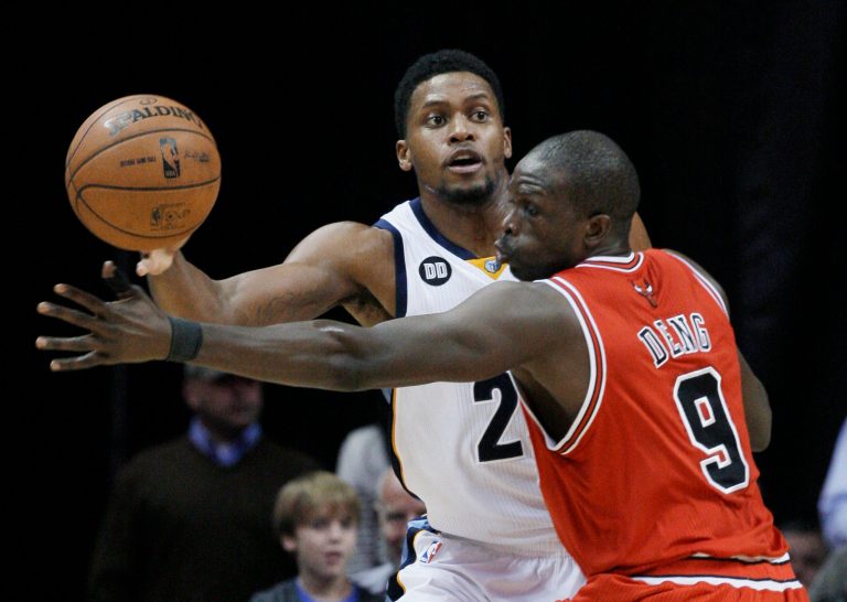   Memphis Grizzlies' Rudy Gay, left, passes the ball past Chicago Bulls' Luol Deng (9) during the first half of an NBA basketball game in Memphis, Tenn., Monday, Dec. 17, 2012. (AP Photo/Daniel Johnston)  