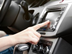 Automakers want feds to regulate your maps app