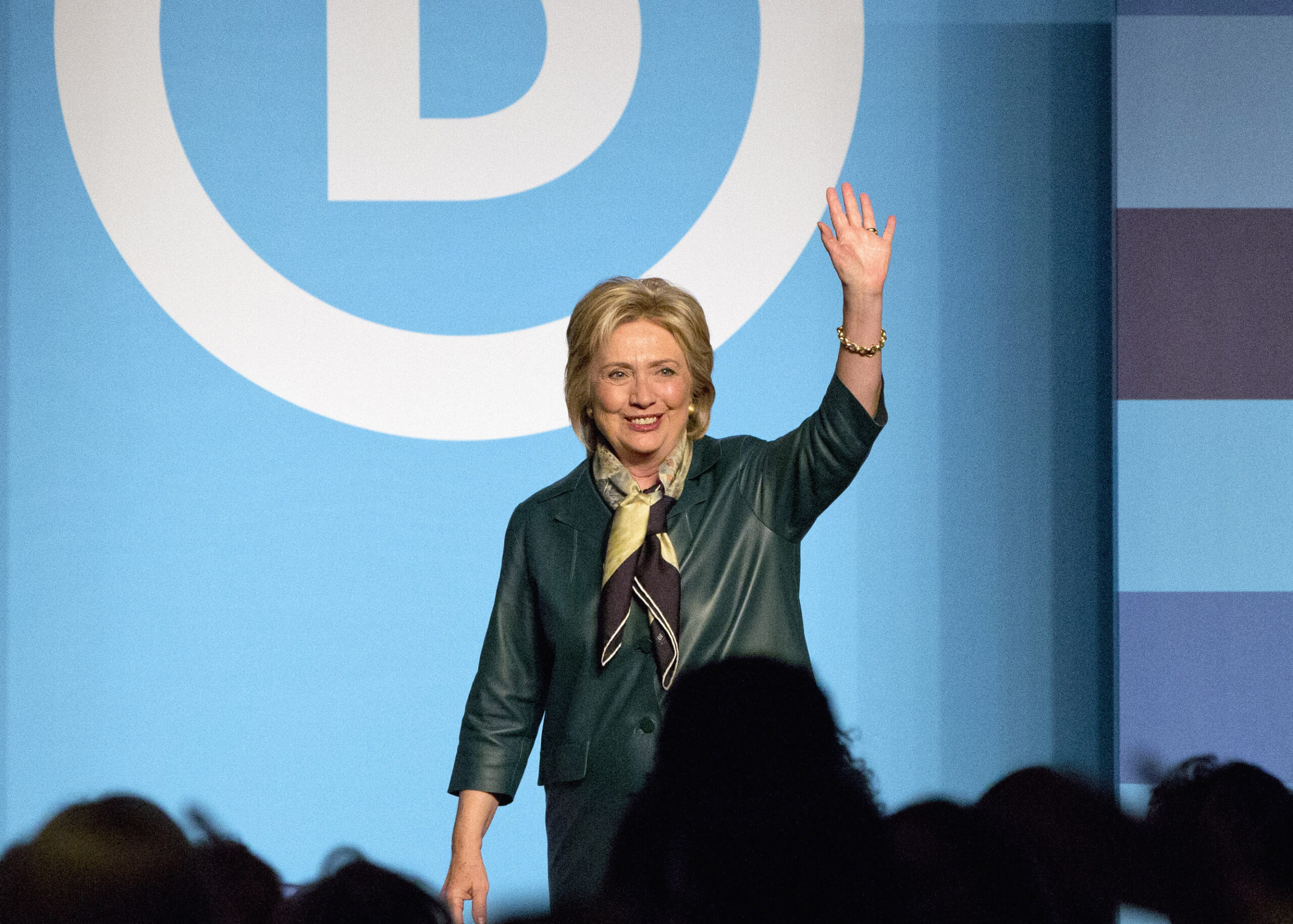 Clinton reclaims commanding lead over Sanders in Iowa