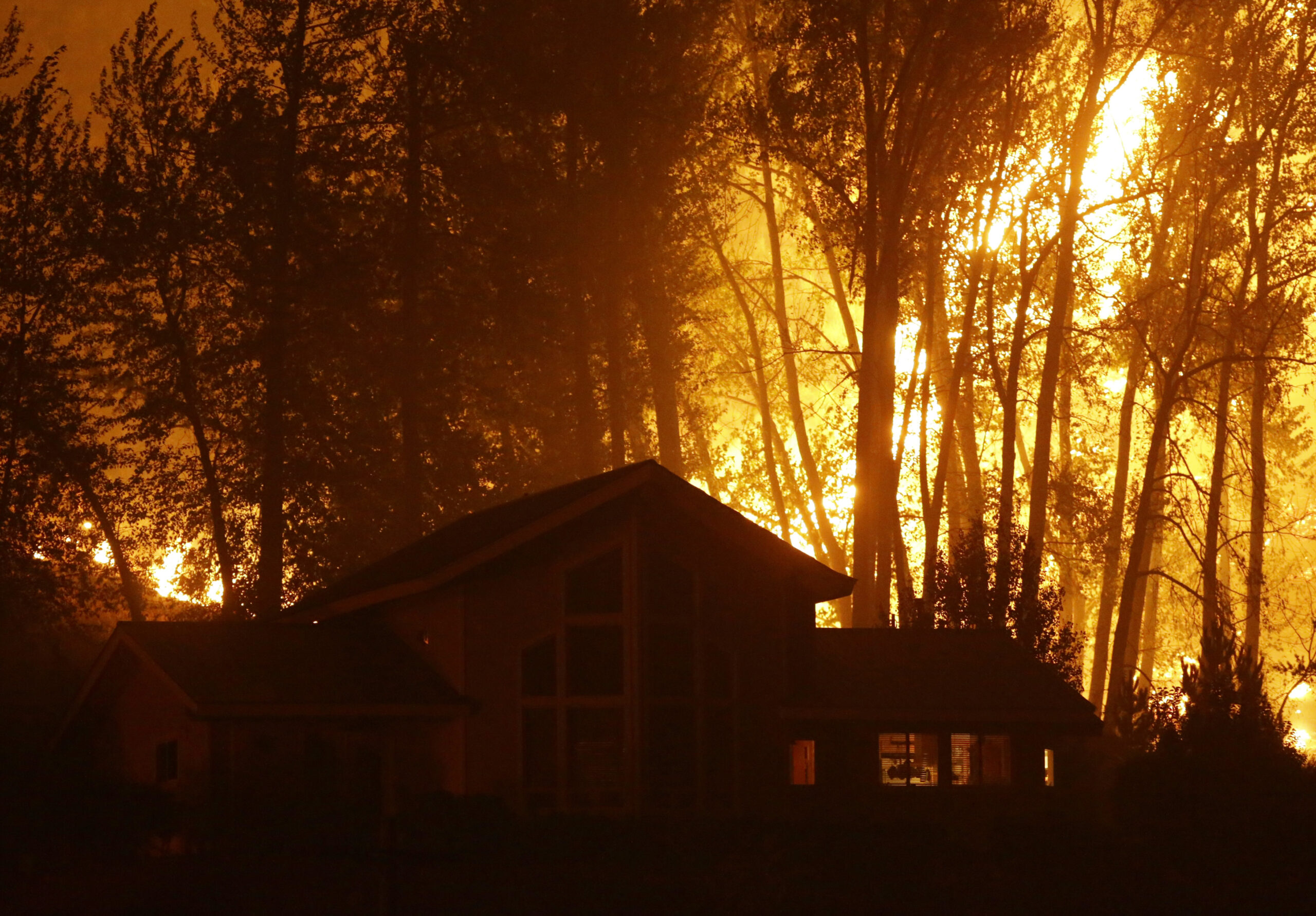 Obama pledges federal assistance to help battle wildfires