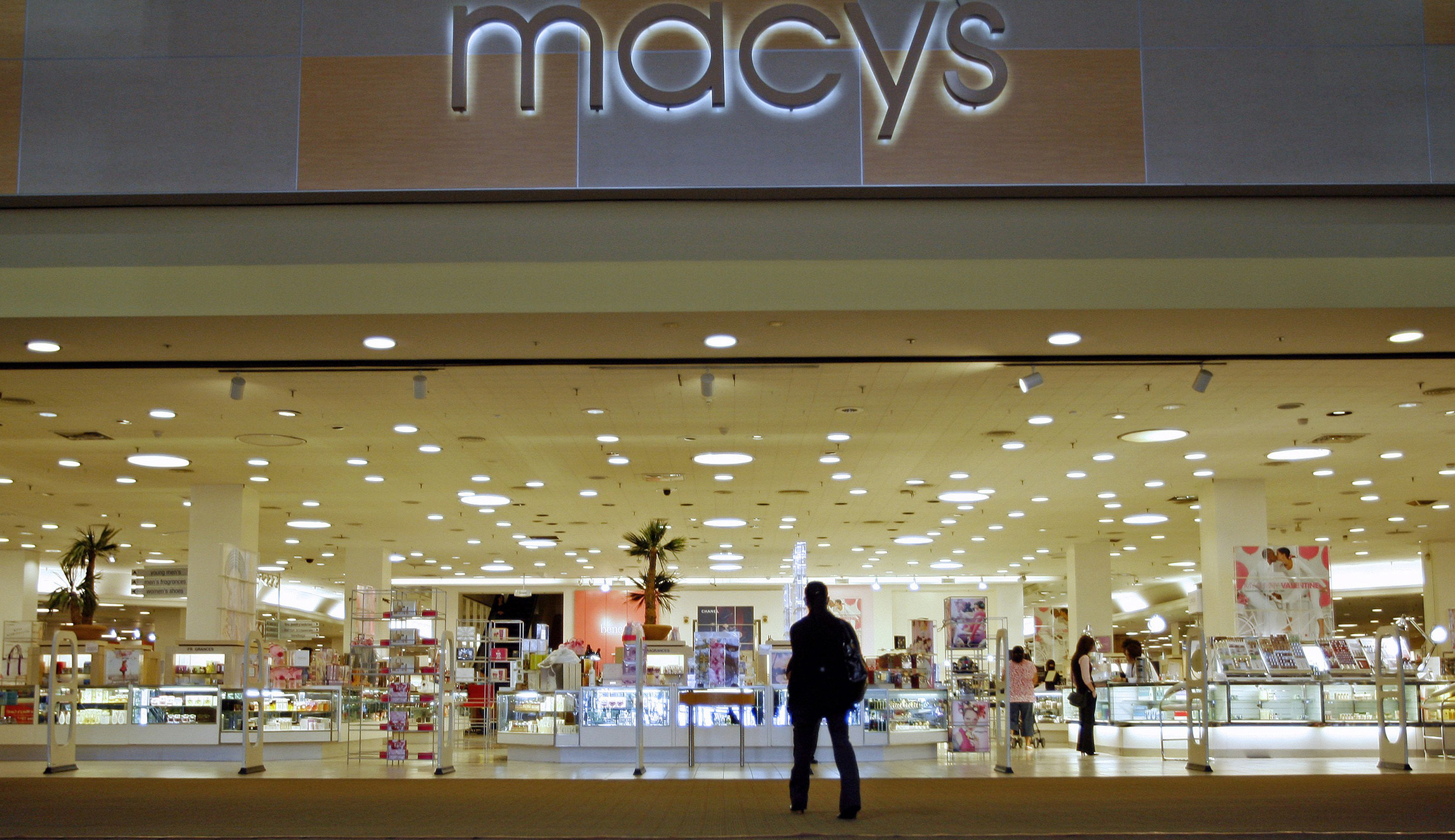 Tax bill tantalizes store clerks after holiday hiring boom fades