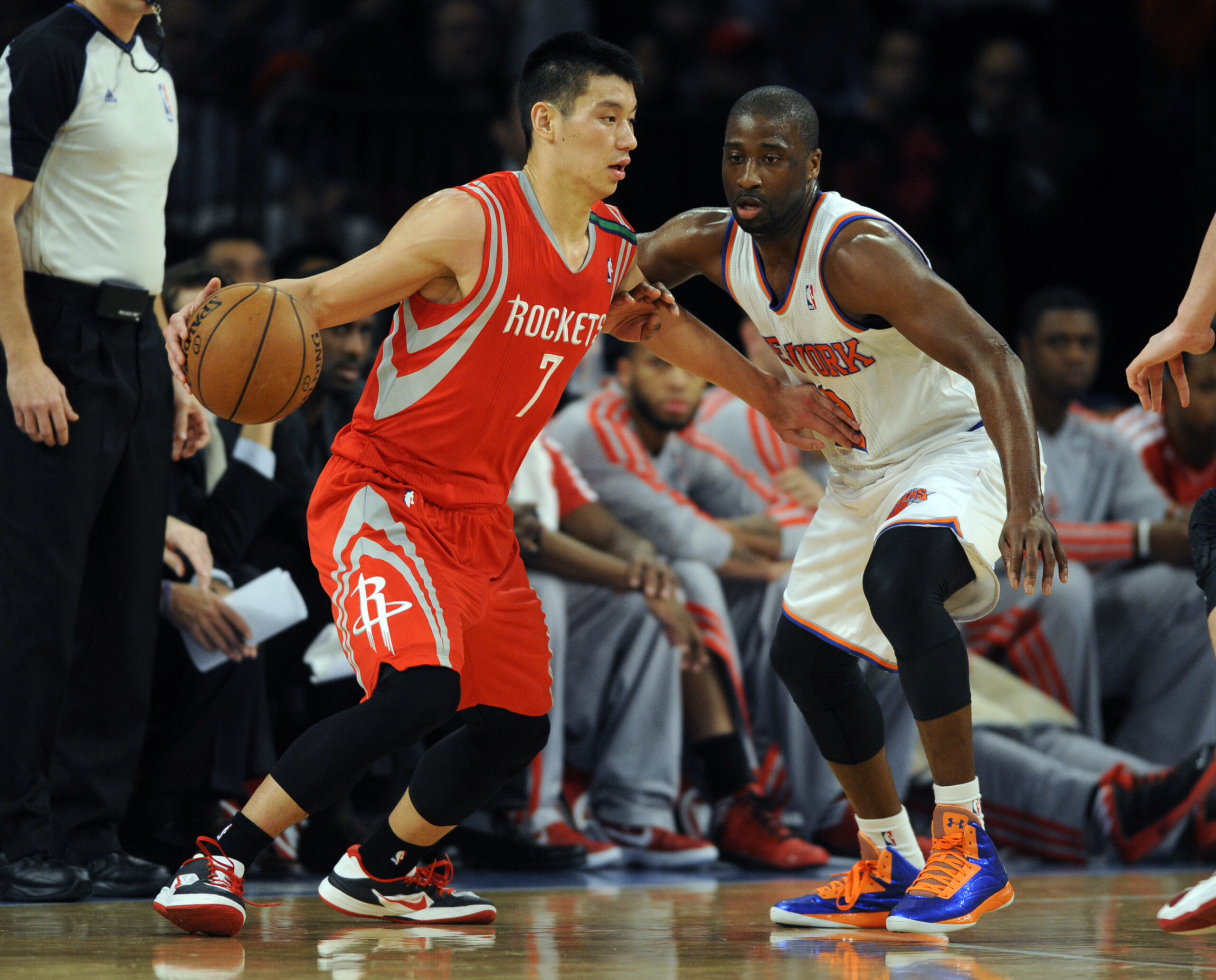 Lin leads Rockets’ rout in return to New York
