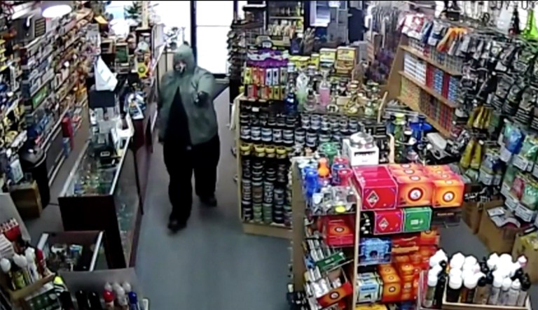 Man robs store for daughter kidney transplant, returns money