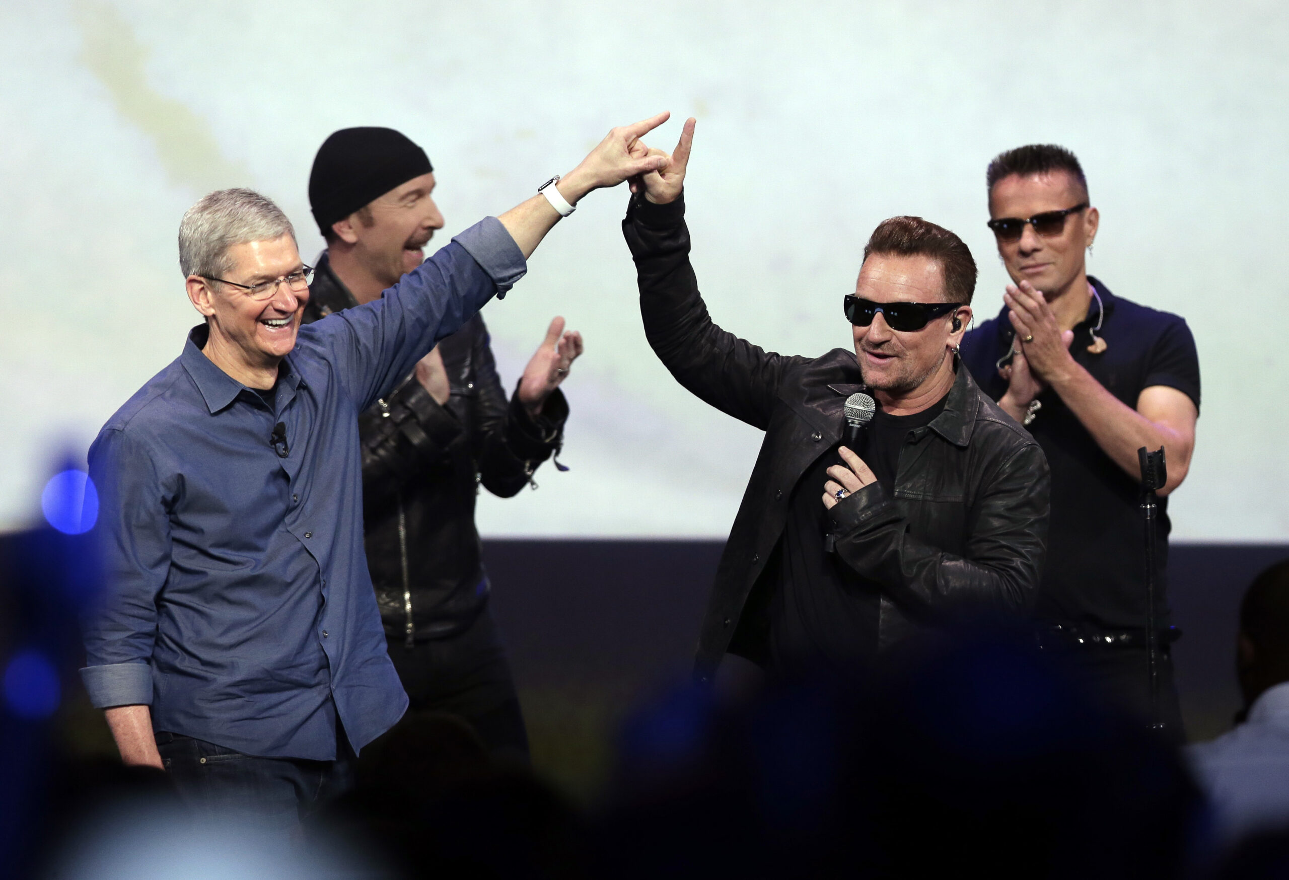 Bono says he wears sunglasses due to glaucoma
