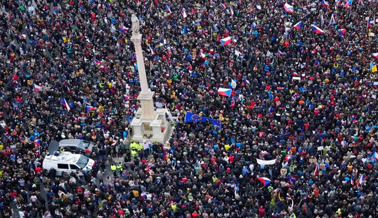 Thousands protest vaccine mandate in Prague
