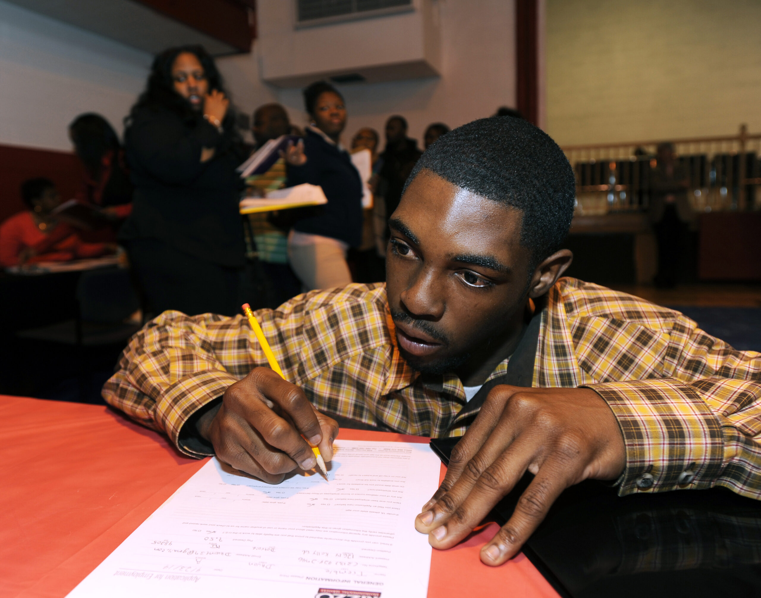 Fewest Americans in 7 years seek unemployment aid