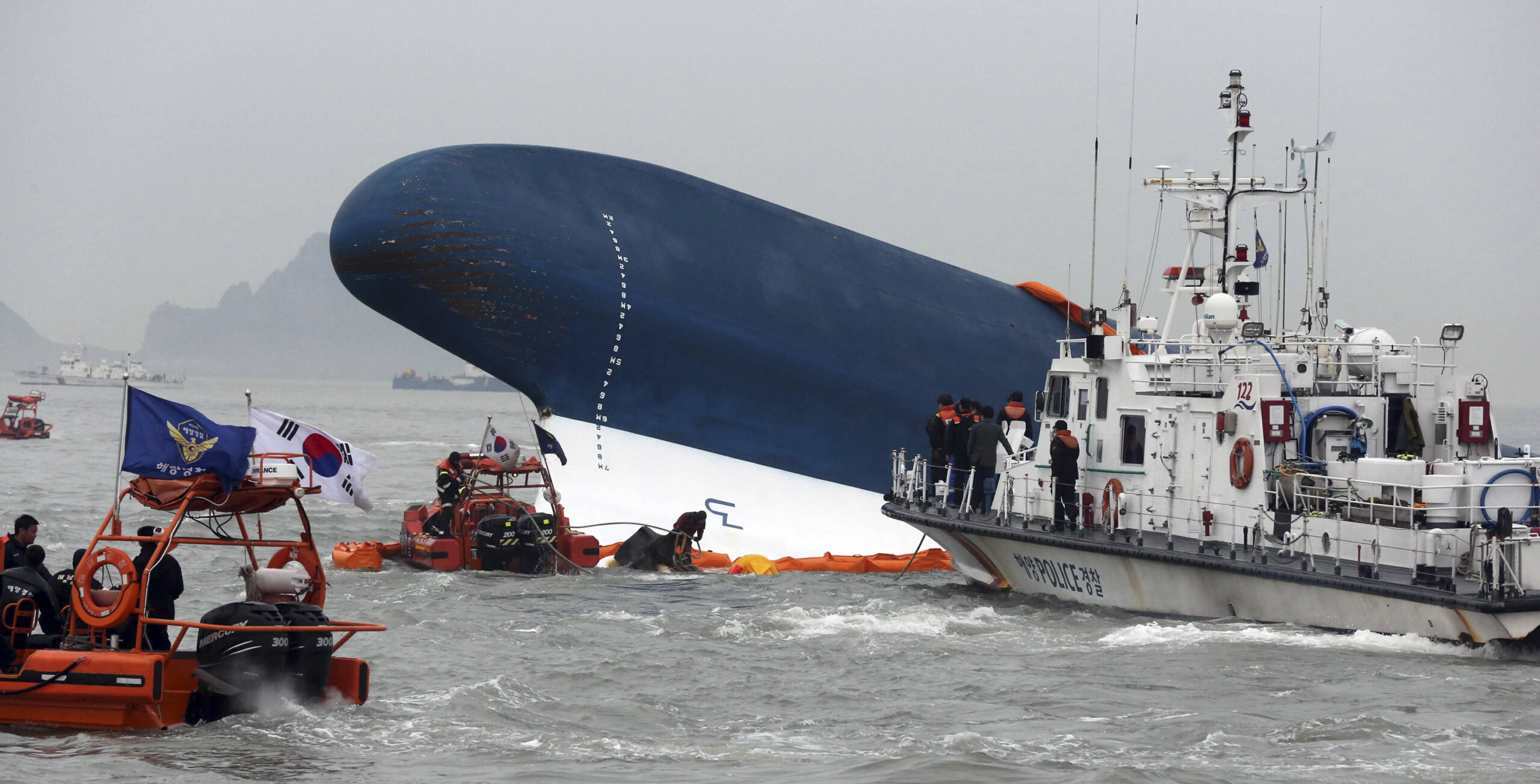 Fears rise for missing in SKorea ferry sinking