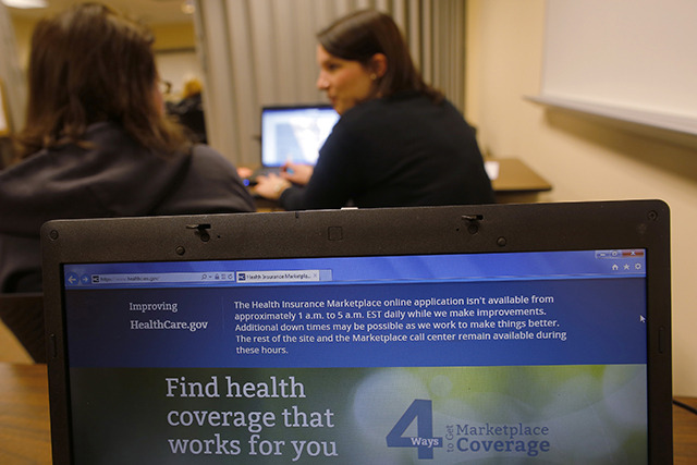 Liz Carlson (L), a self-employed student, gets help from navigator Eireann Aspell at a health care enrolment fair co-sponsored by Planned Parenthood of Northern New England and the State Employees Association at Great Bay Community College in Portsmouth, New Hampshire November 9, 2013.  Carlson was unable to create a user account on the Affordable Care Act website, HealthCare.gov, and left with a paper application.    REUTERS/Brian Snyder    (UNITED STATES - Tags: HEALTH) - RTX156XV