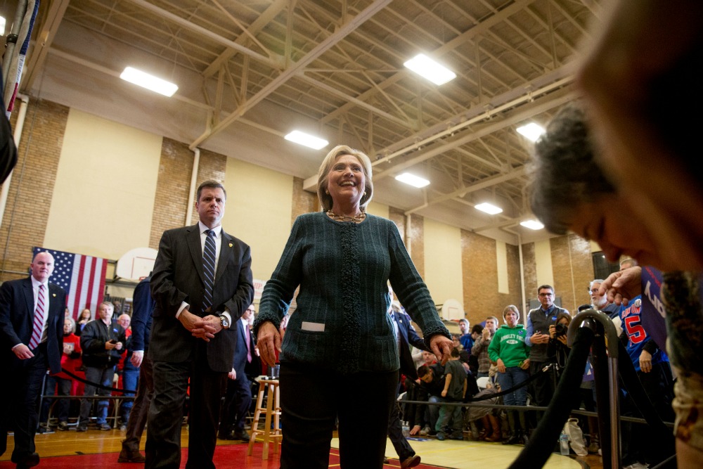 Clinton defiant on email controversy heading into Iowa caucus