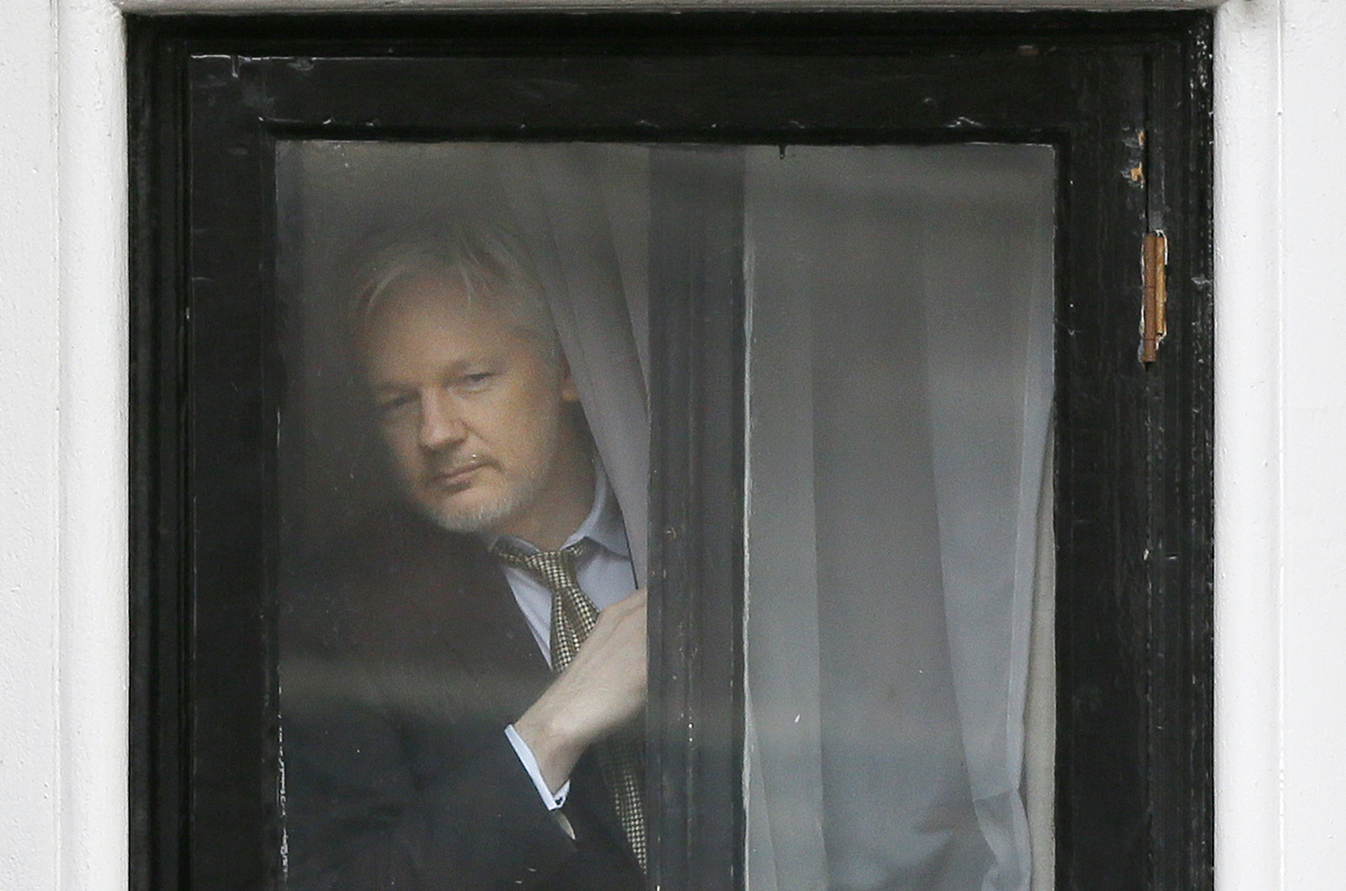 Assange to face questions from Swedish prosecutors