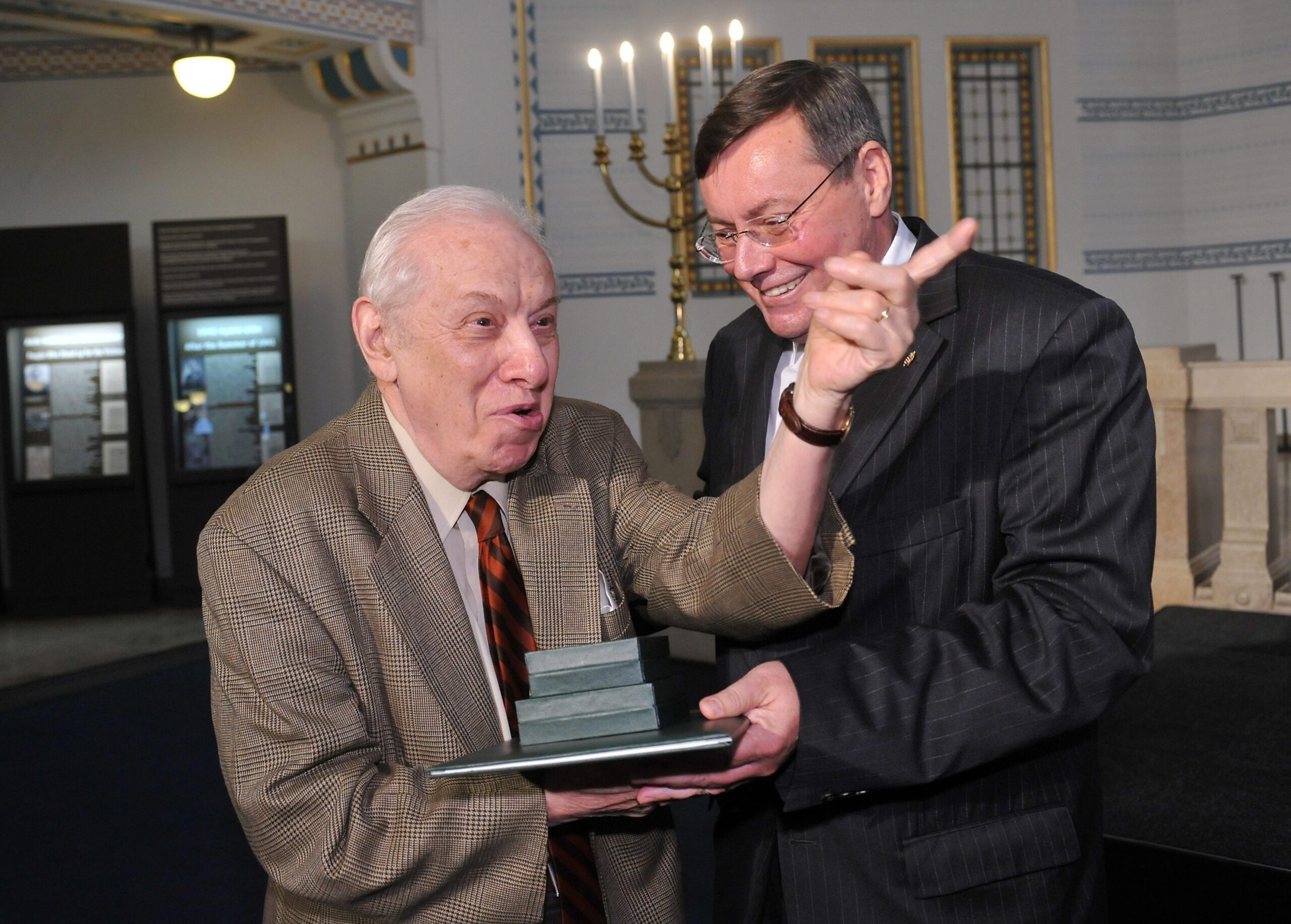 Holocaust historian returning award to Hungary