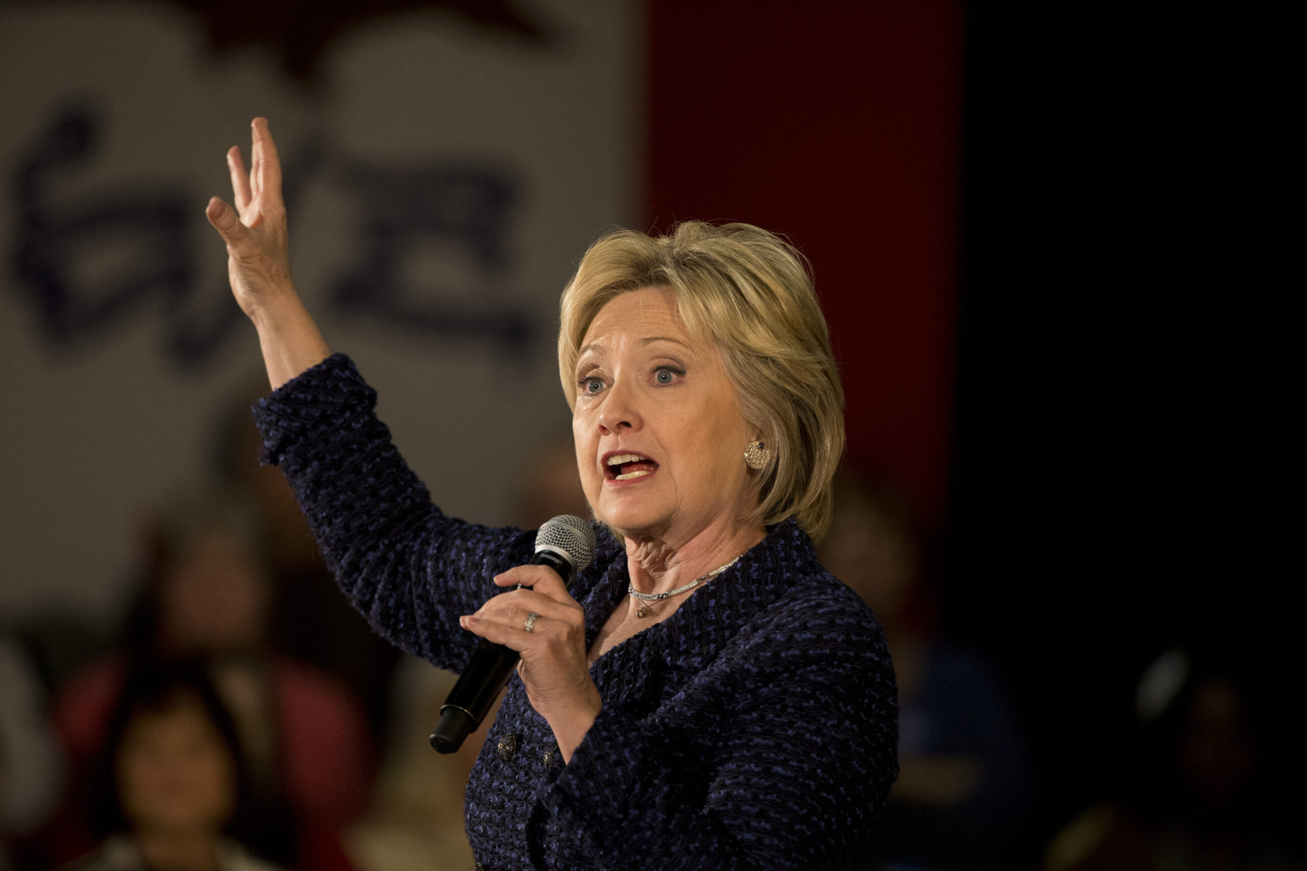Clinton tries to stem Iowa’s Bernie surge