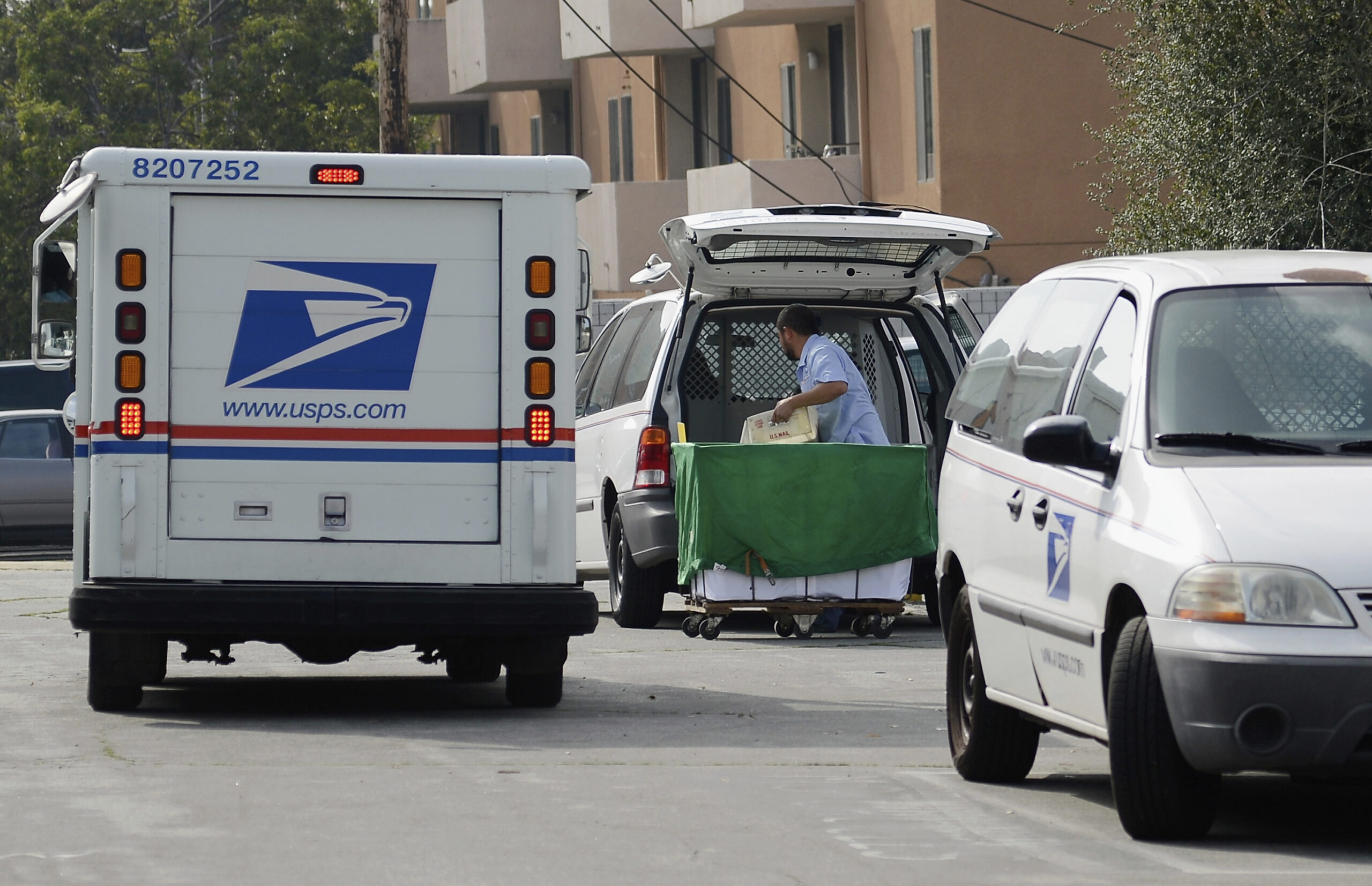 USPS leases 10k trailers but can’t track them or confirm their receipt