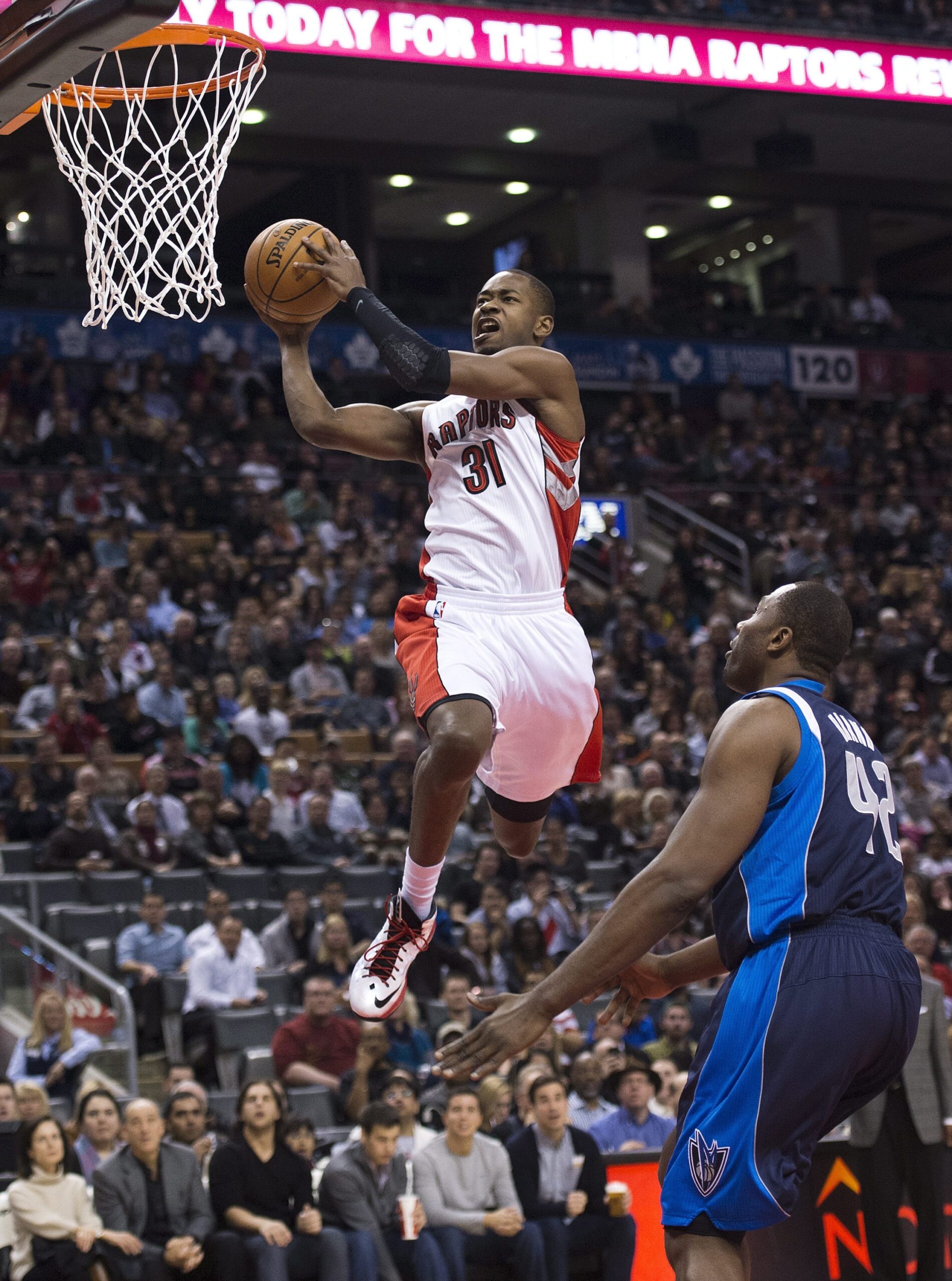Kleiza leads Raptors over Mavericks