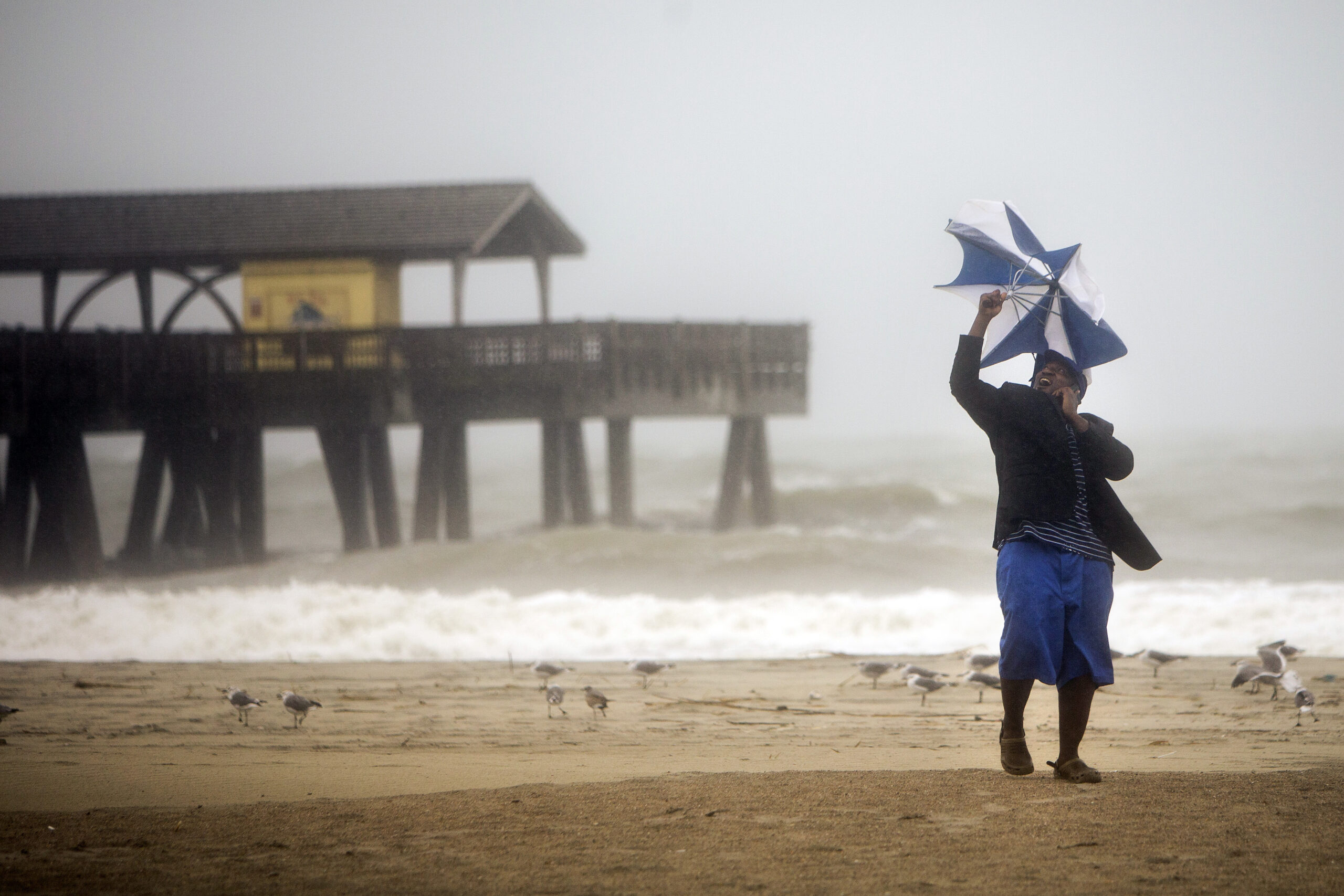 Trump, Clinton walk Florida tightrope over hurricane