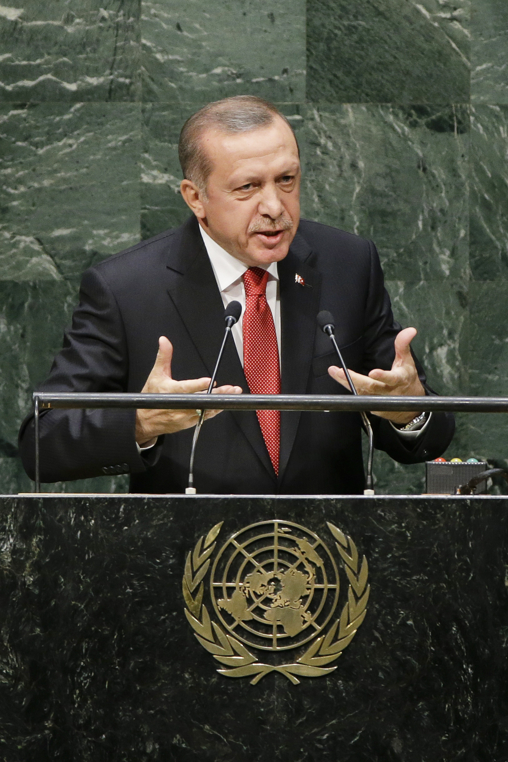 UN chief urges hope in world seeming to fall apart
