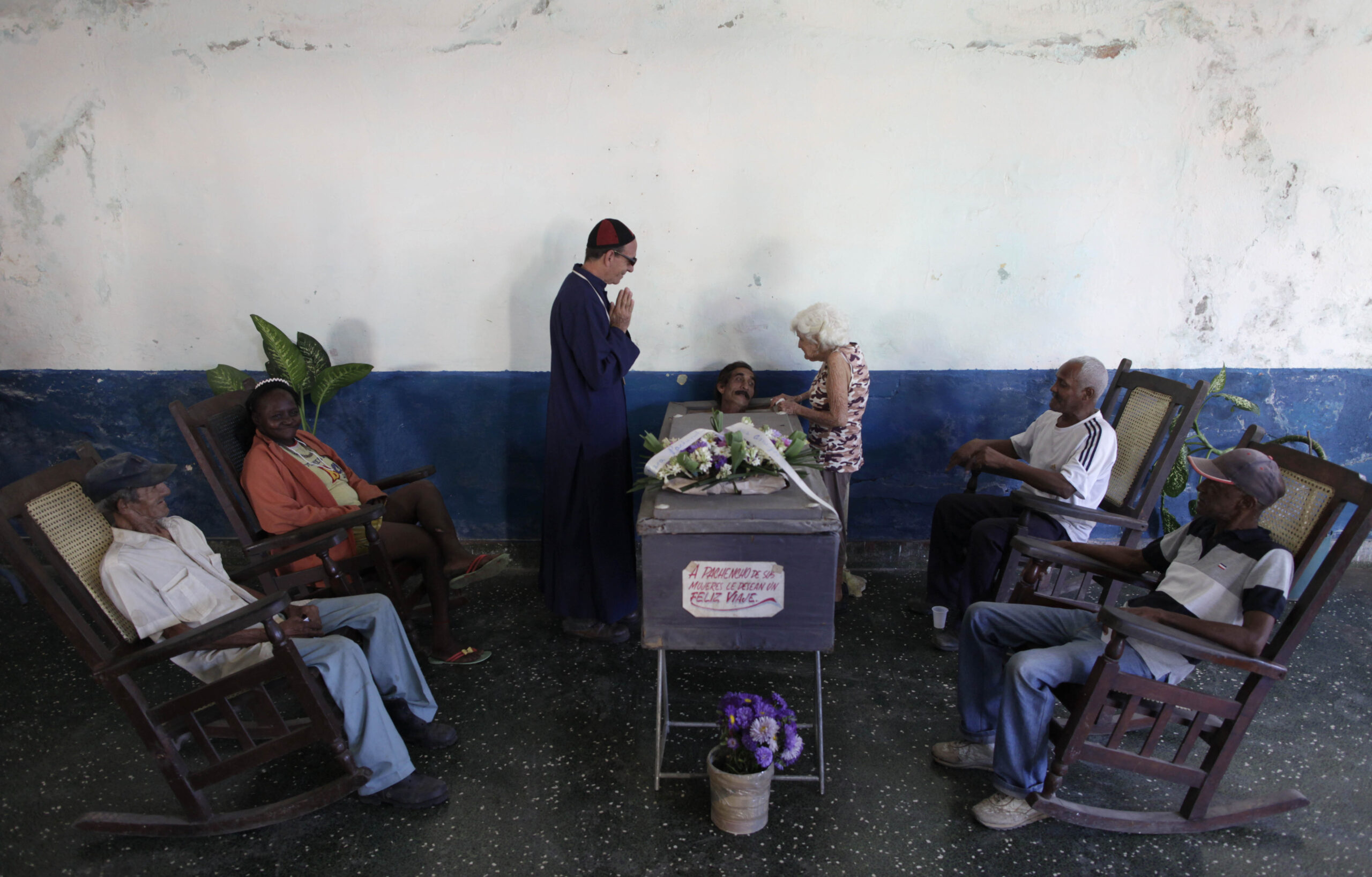 AP PHOTOS: Cubans ‘bury’ man alive in mock funeral