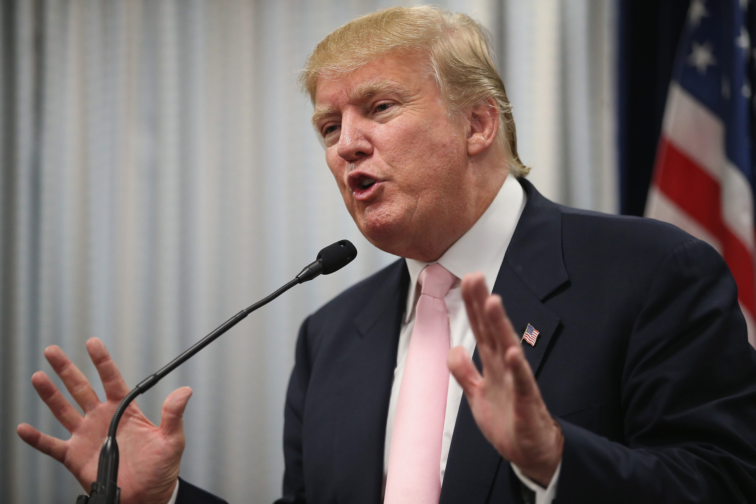 Trump dismisses Breitbart story, fine with Hugh Hewitt moderating GOP debate