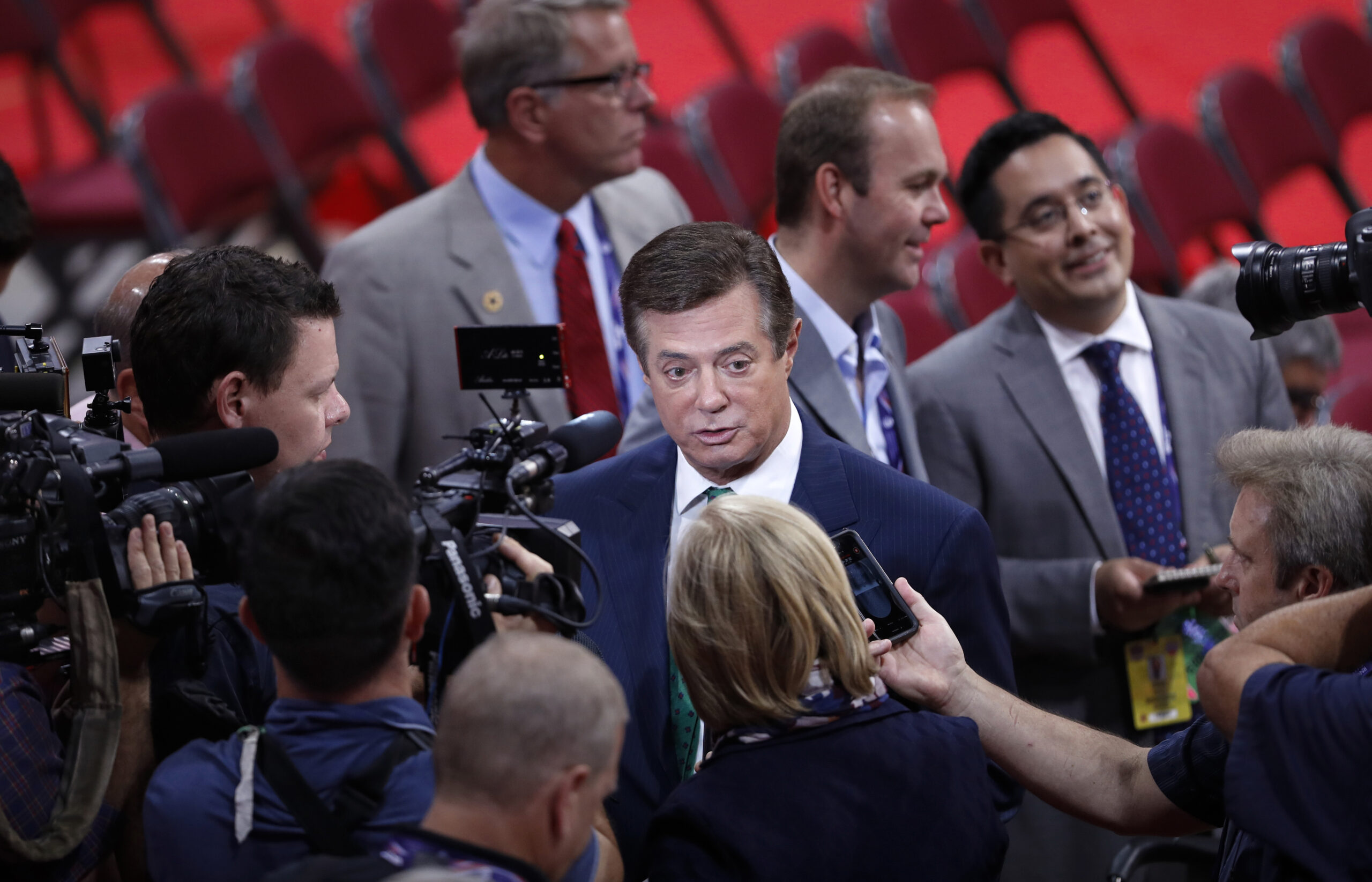Despite polling dive, Trump campaign chief touts ‘improving week’