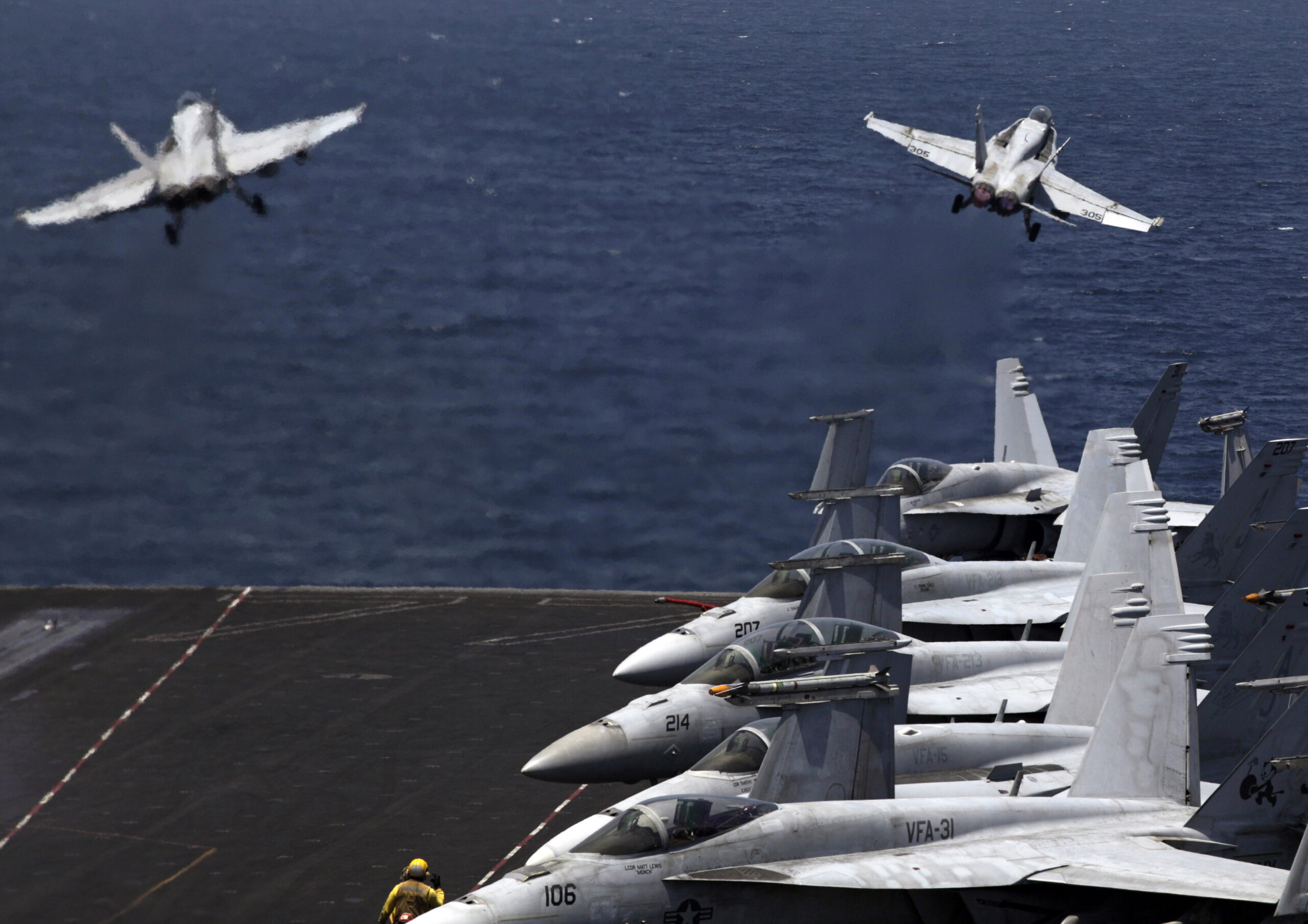 Iraq crisis deepens; US directly arms Kurds