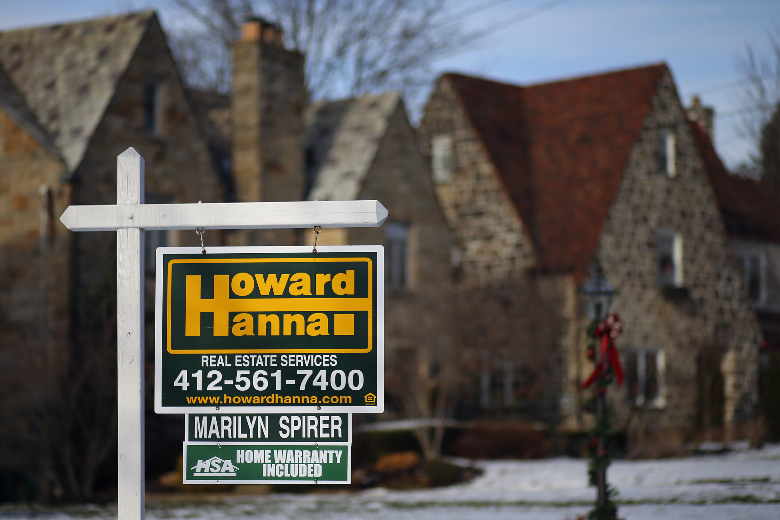 US home sales edged up 1 percent in December