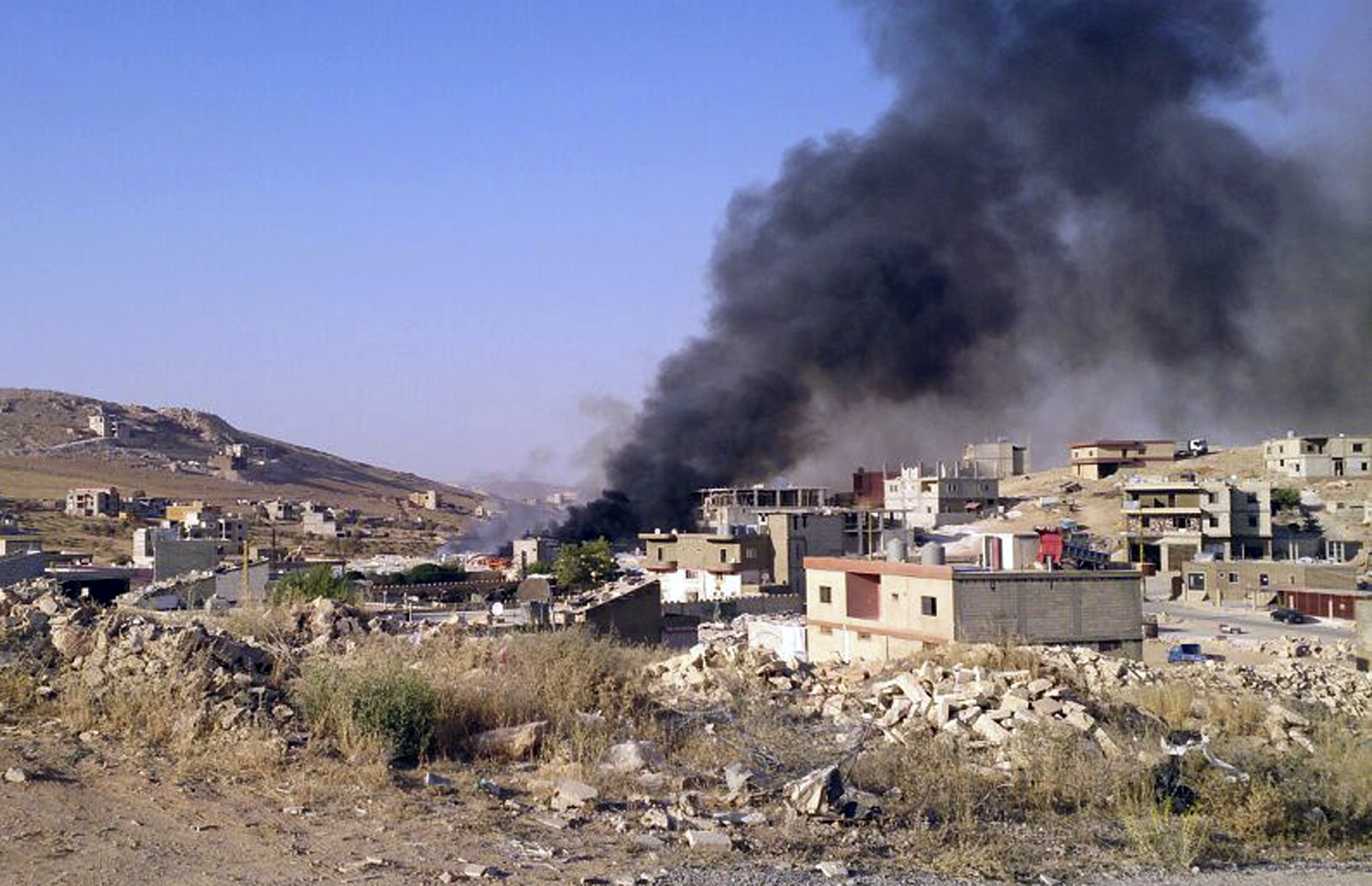 Syria rebels raid Lebanese town, capture troops
