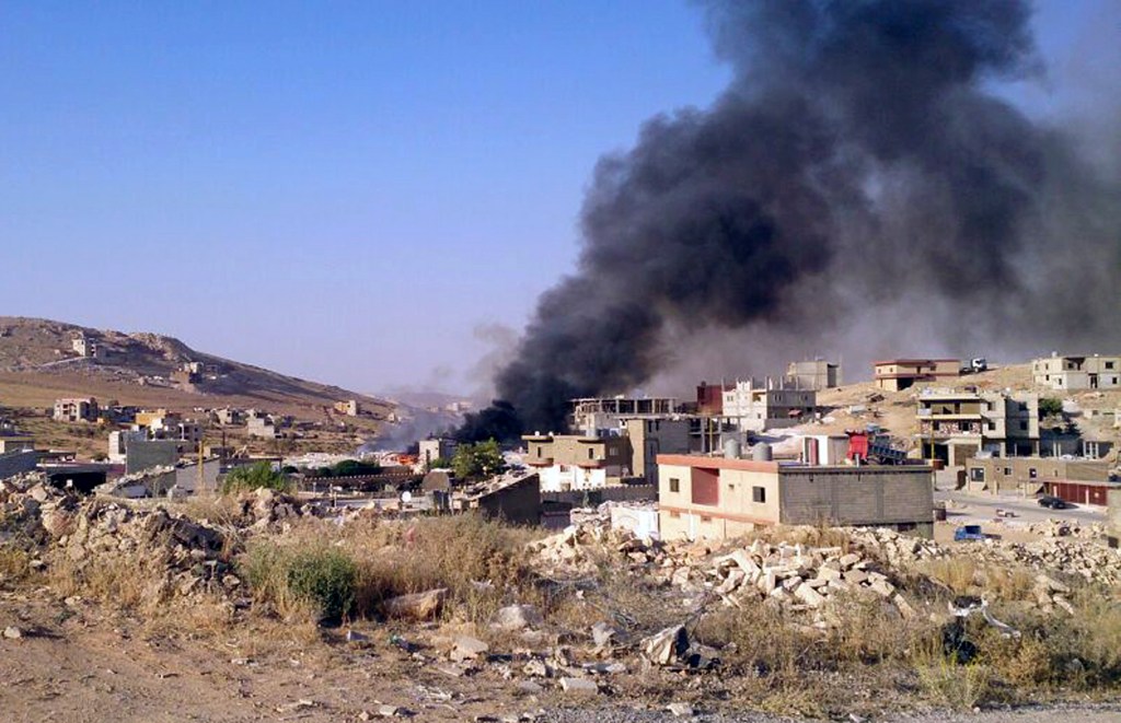 Syria rebels raid Lebanese town, capture troops