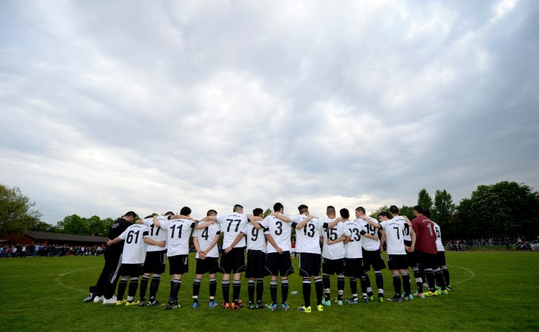 Die A-Jugendmannschaft des SC Teutonia 1910 steht vor dem Spiel gegen den Duvenstedter SV am 30.04.2014 in Hamburg Arm in Arm auf dem Feld. Teutonia ist der Heimatverein des in den USA getÃ¶teten Diren. Der 17-jÃ¤hrige deutsche AustauschschÃ¼ler wurde in Missoula im US-Bundesstaat Montana erschossen. Photo by: Daniel Reinhardt/picture-alliance/dpa/AP Images