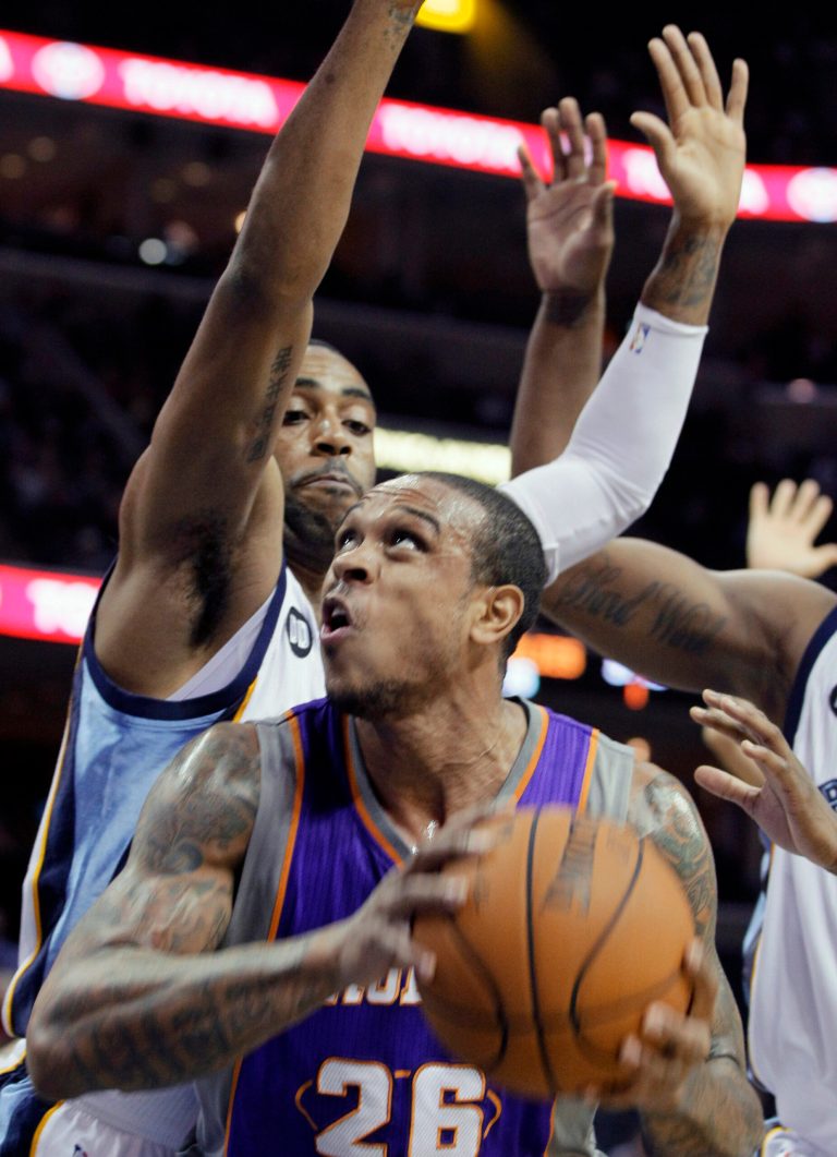   Phoenix Suns' Shannon Brown (26) tries to go the basket past Memphis Grizzlies' Wayne Ellington during the first half of an NBA basketball game in Memphis, Tenn., Tuesday, Dec. 4, 2012. (AP Photo/Danny Johnston)  