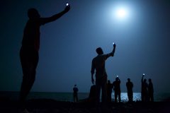 Moonlit migrant image wins World Press Photo award