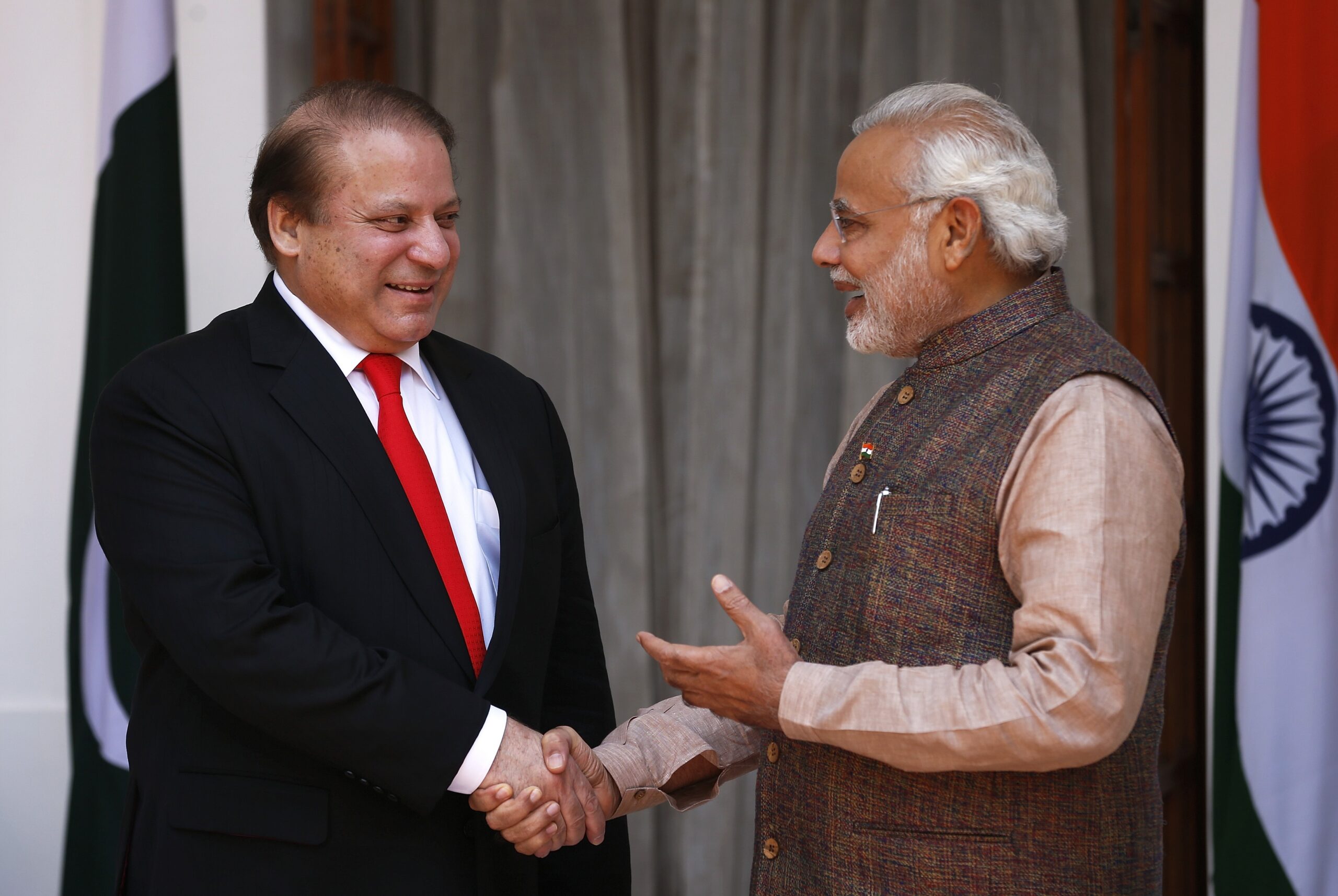 India’s new PM meets with leader of rival Pakistan