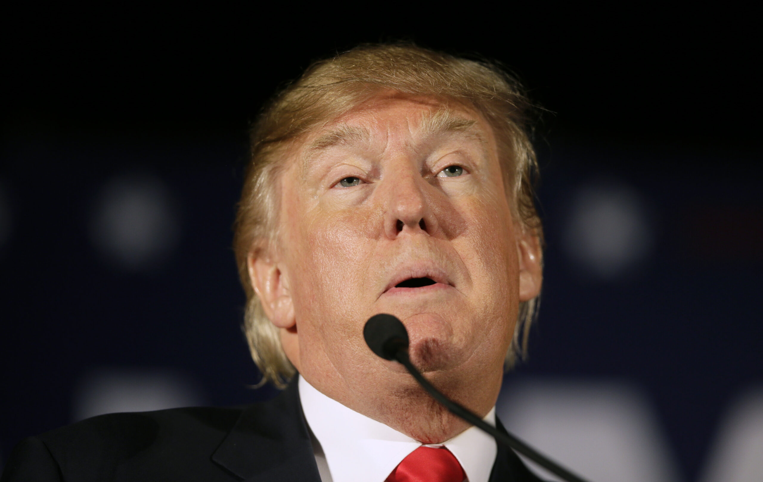 Trump looks to halt Cruz surge with Iowa stops, birther chatter