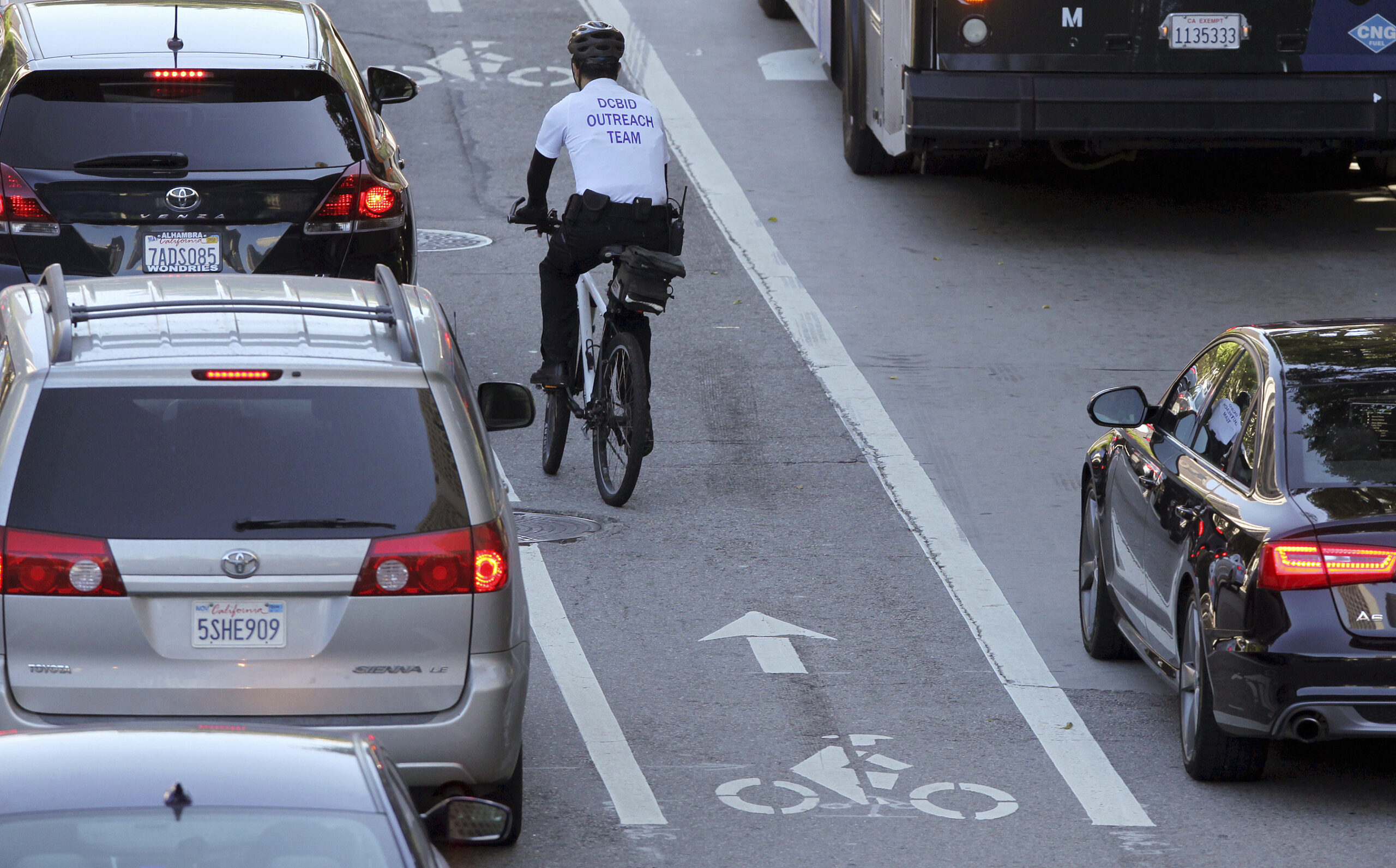 California drivers must give bikes 3-foot buffer