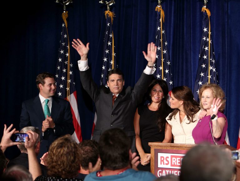 Perry joins GOP race, overshadows Iowa vote