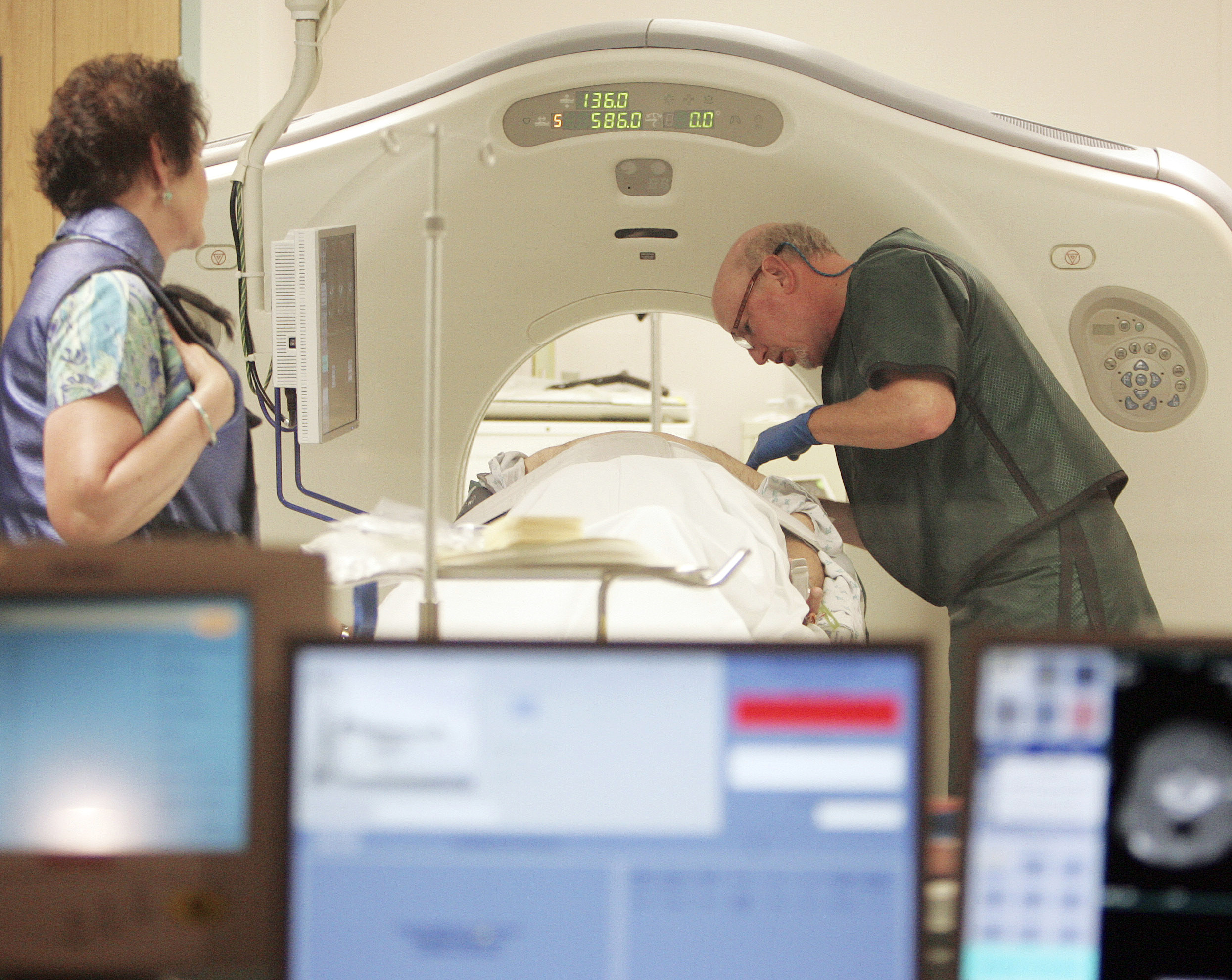 Lung cancer scans urged for some smokers, not all