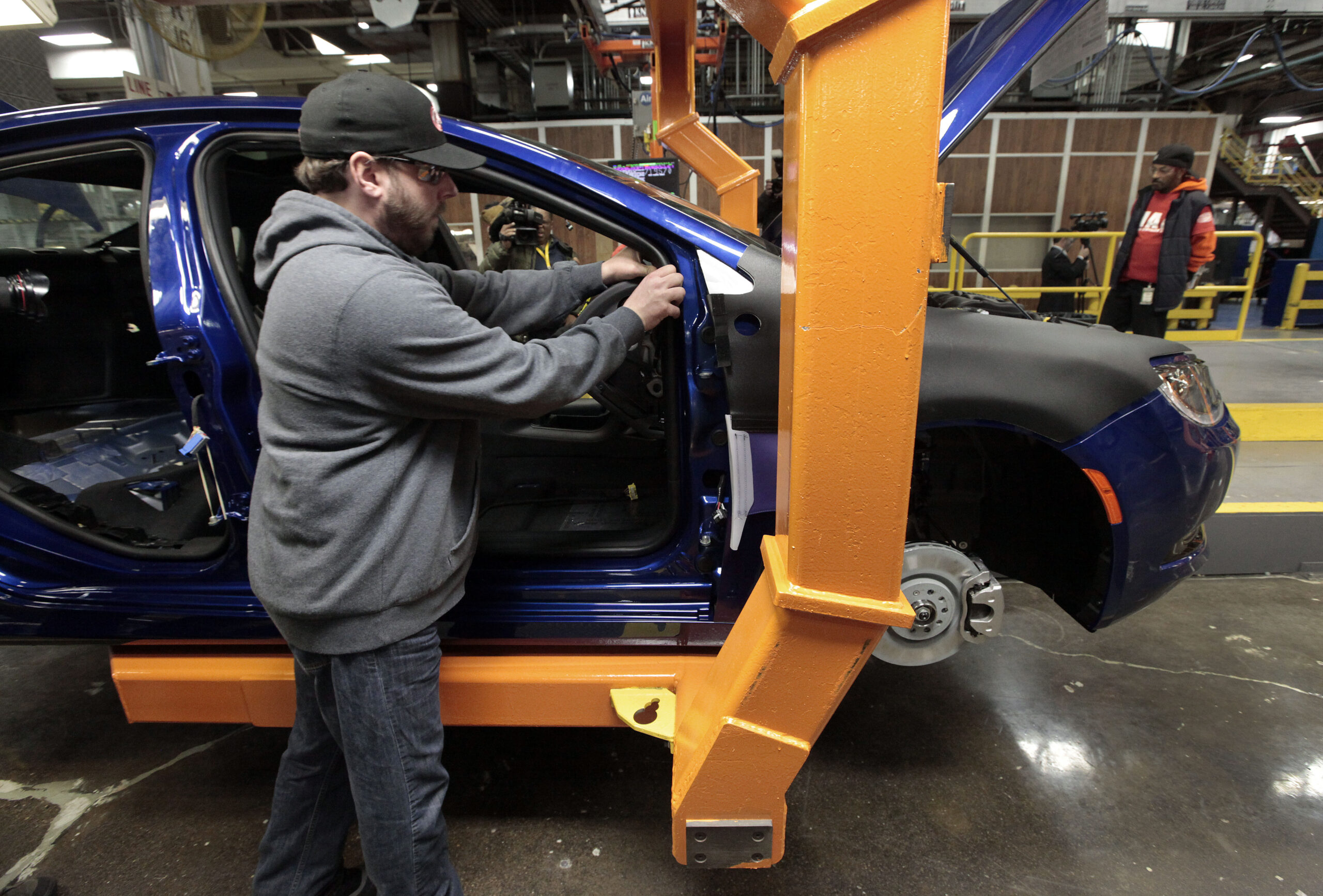 US trade gap narrows in July