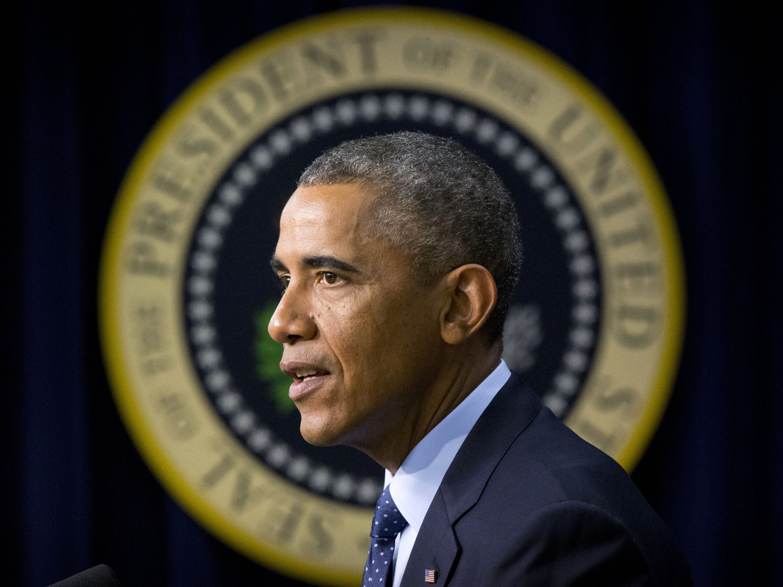 Obama seeks traction on economy amid foreign tests