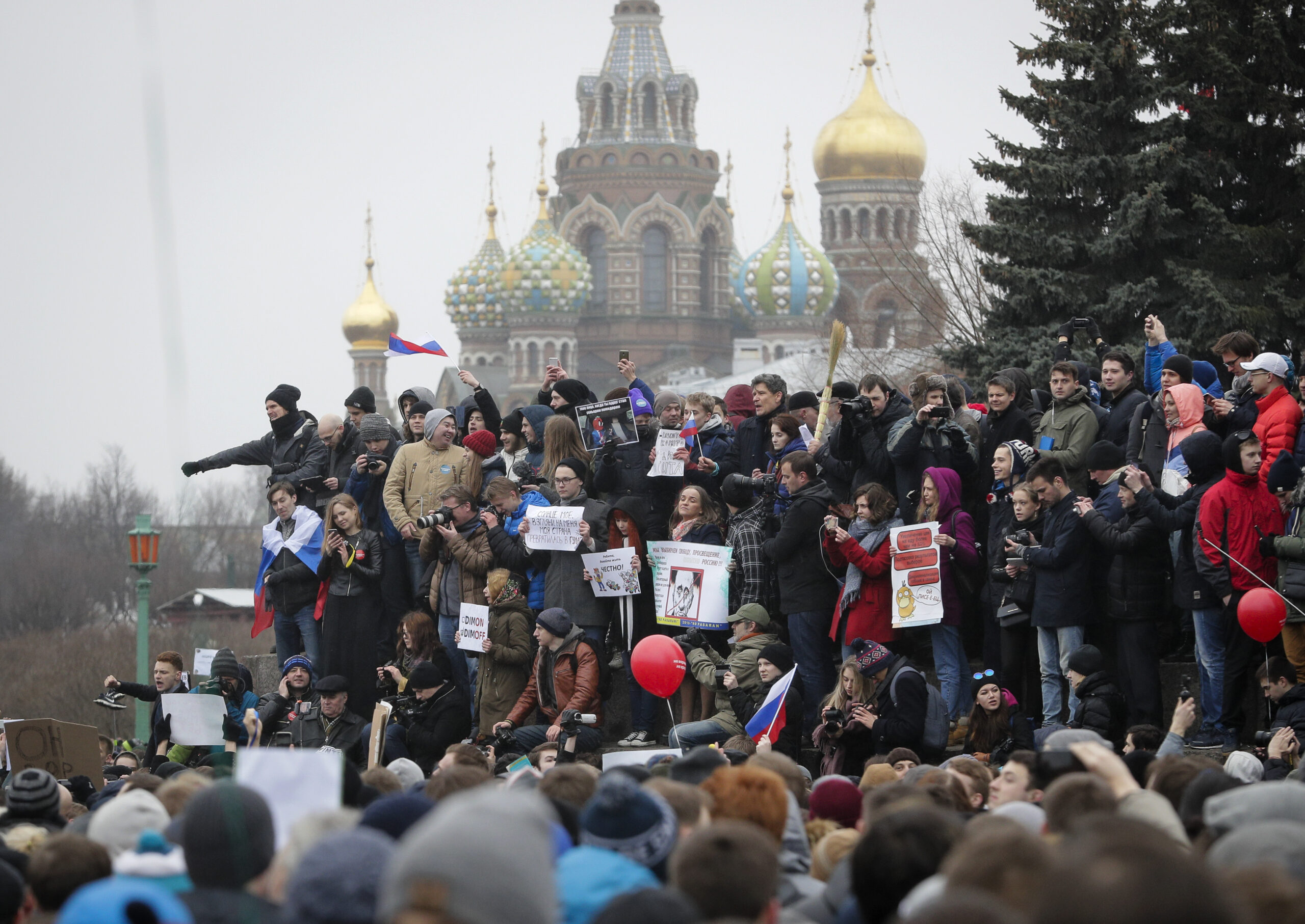 Thousands take to the streets as protests grip Russia