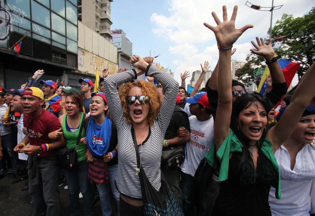 Chavez backers, protesters clash in Venezuela